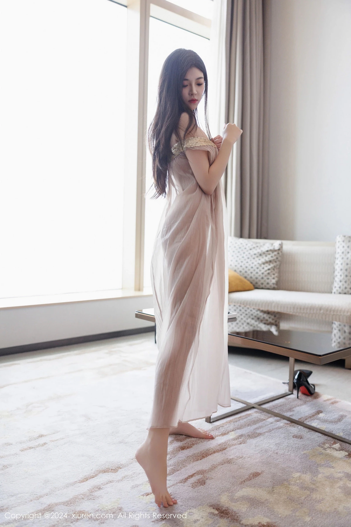 秀人集.com_[XiuRen秀人网]No.9426_模特初梦瑶私房性感浅色薄透连衣裙配凉高跟秀翘臀美腿诱惑写真102P