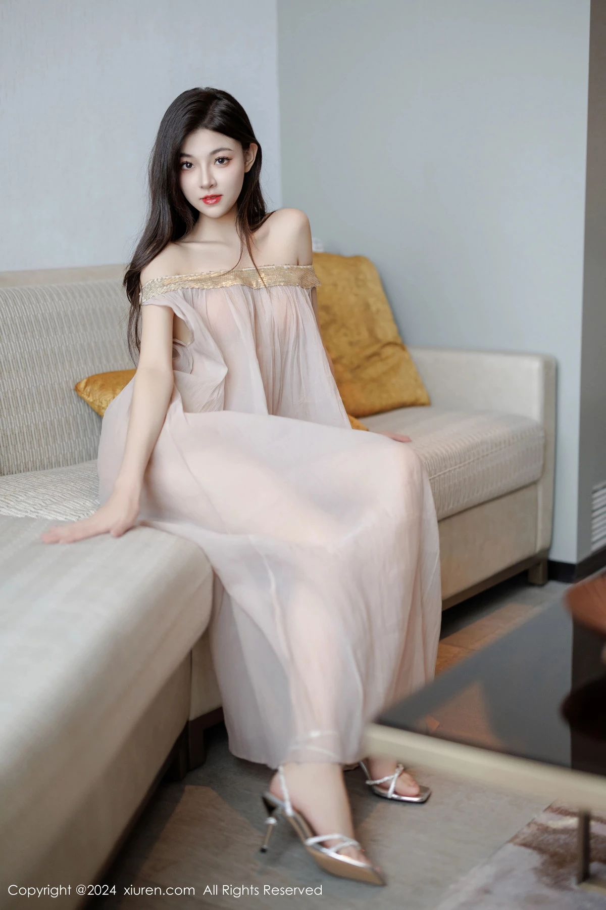 秀人集.com_[XiuRen秀人网]No.9426_模特初梦瑶私房性感浅色薄透连衣裙配凉高跟秀翘臀美腿诱惑写真102P