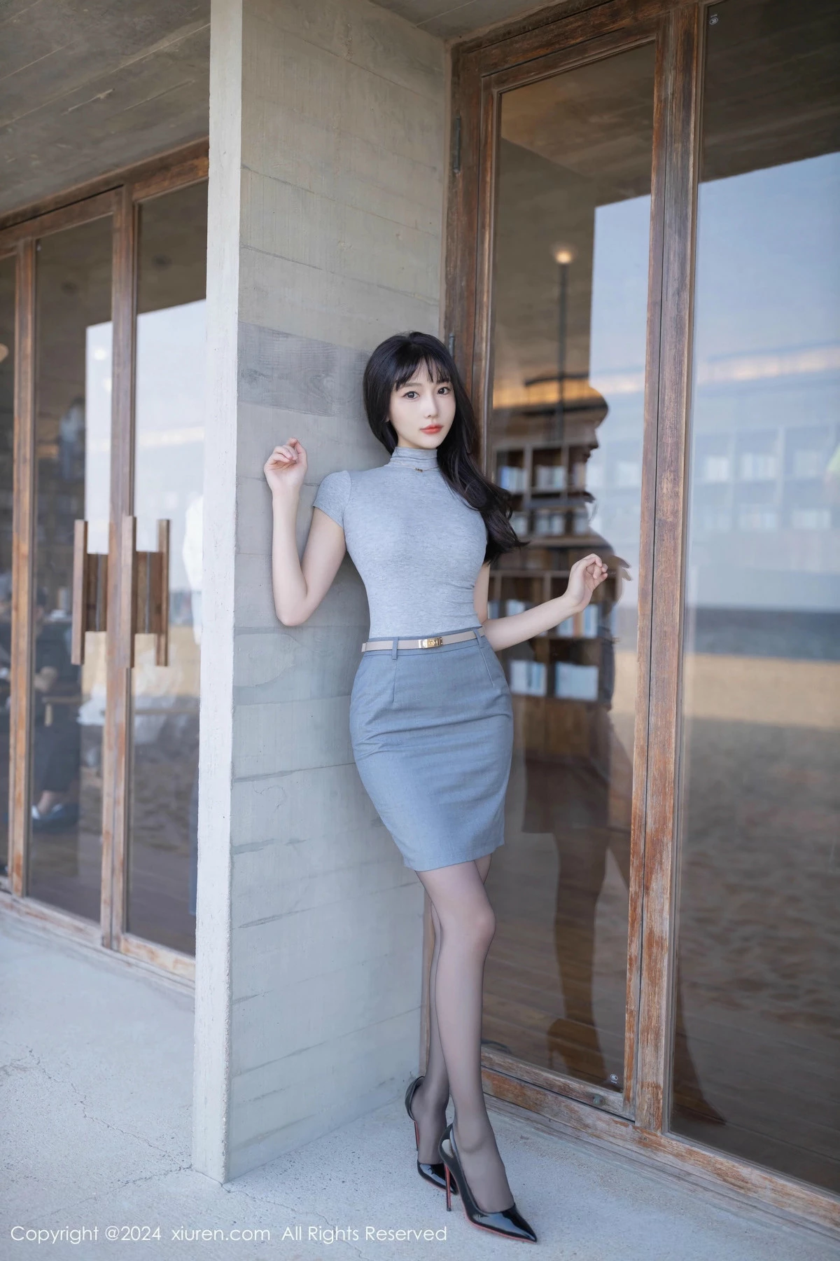 秀人集.com_[XiuRen秀人网]No.9450_模特陆萱萱性感灰色OL服饰露红色内衣配开档黑丝极致魅惑写真80P