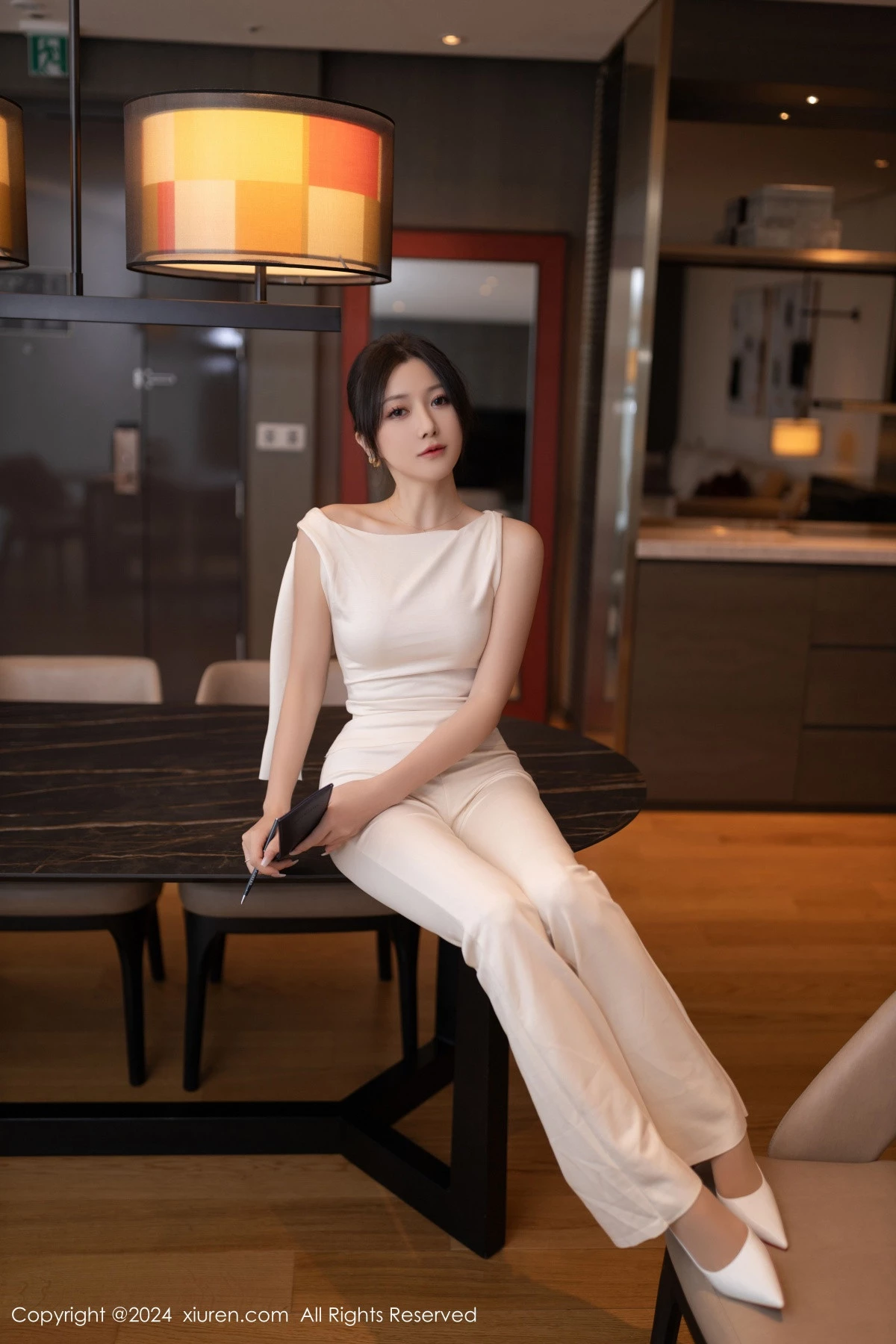 秀人集.com_[XiuRen秀人网]No.9457_模特鱼子酱Fish职场主题浅色服饰配超薄肉丝秀曼妙身姿诱惑写真80P