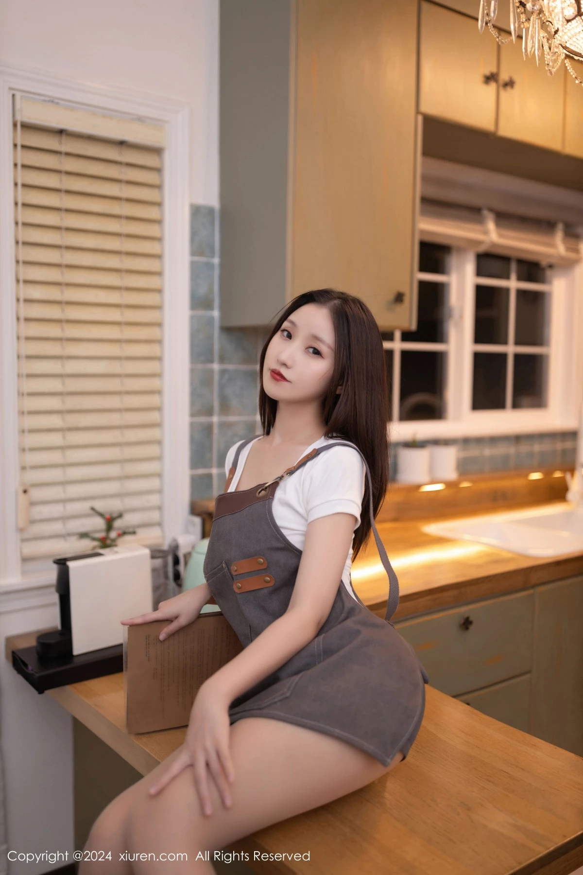 秀人集.com_[XiuRen秀人网]No.9335_模特杏子Yada咖啡师装扮性感V领T恤配肉丝袜秀曼妙身姿诱惑写真82P