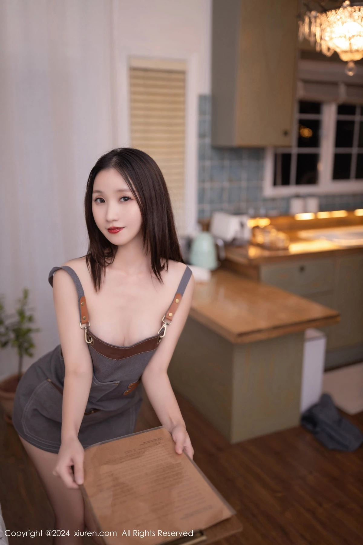 秀人集.com_[XiuRen秀人网]No.9335_模特杏子Yada咖啡师装扮性感V领T恤配肉丝袜秀曼妙身姿诱惑写真82P