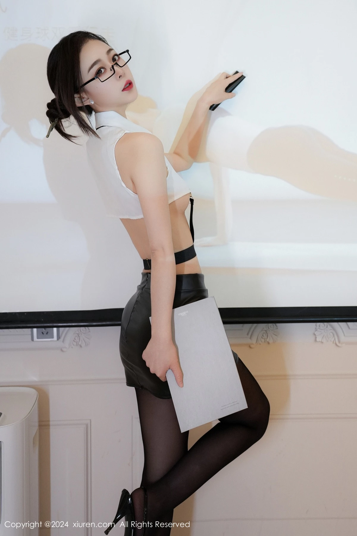 秀人集.com_[XiuRen秀人网]No.9353_模特糖糖❤ 性感白色T恤配黑短裙露开档黑丝秀曼妙身姿诱惑写真70P