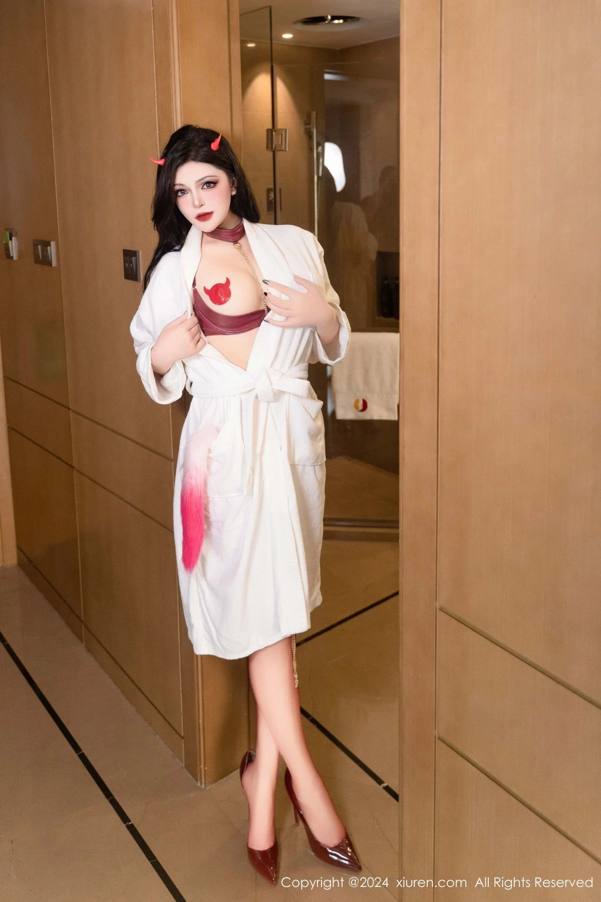 秀人集.com_[XiuRen秀人网]No.9352_模特伊丽莎有点白性感白色睡袍露情趣内衣秀丰满身材诱惑写真93P