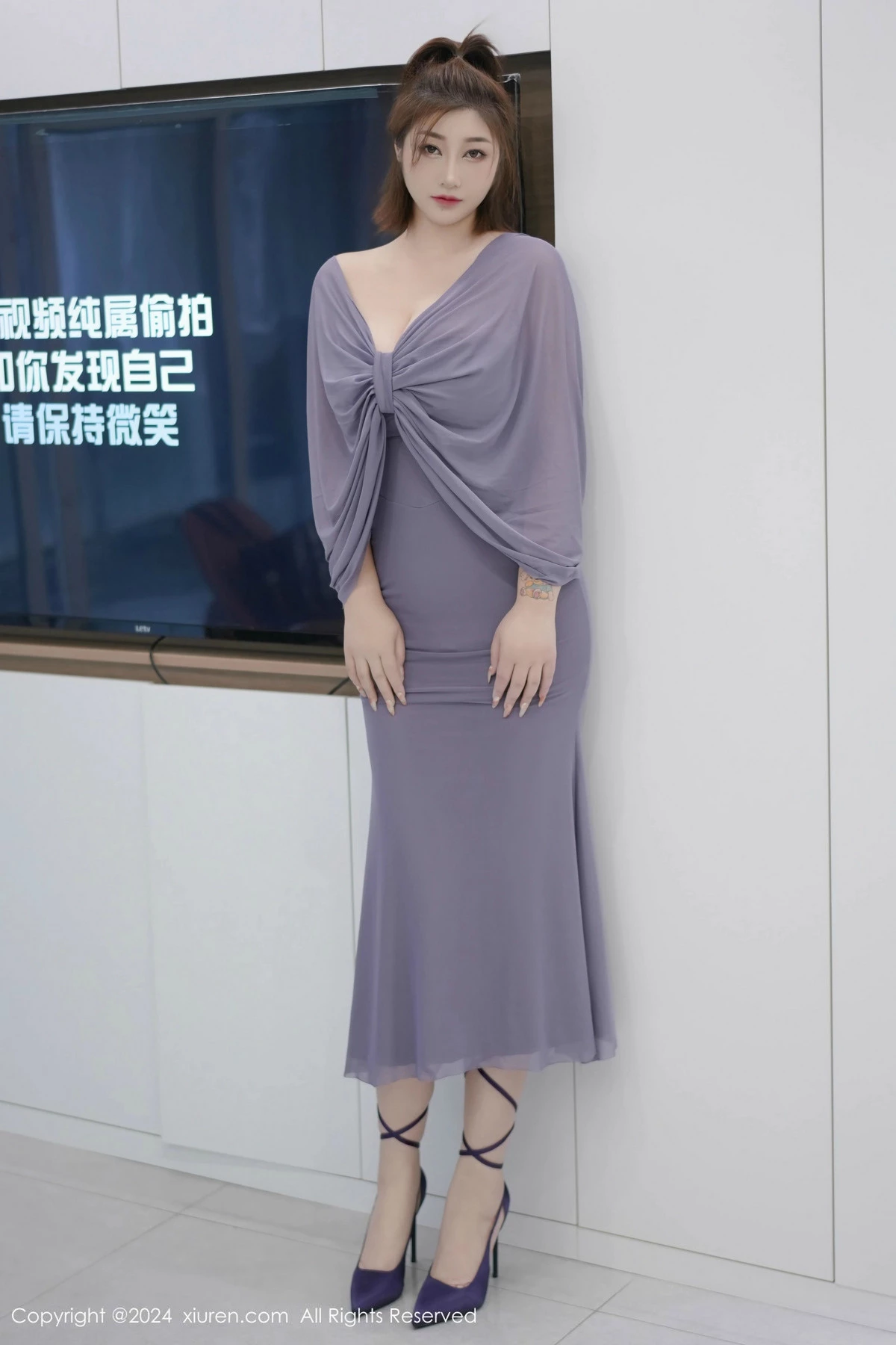 秀人集.com_[XiuRen秀人网]No.9525_女神妲己_Toxic性感灰色连衣裙露白色珍珠内衣秀丰腴身材诱惑写真70P