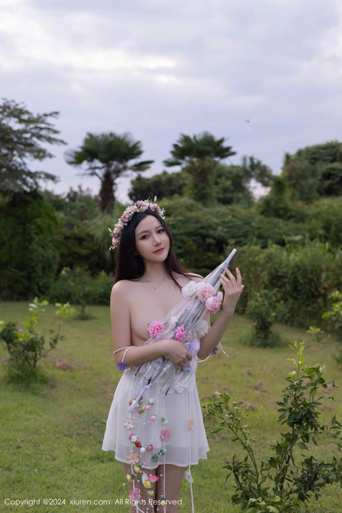 秀人集.com_[XiuRen秀人网]No.9531_模特鱼子酱Fish花朵主题白色吊带配原色丝袜秀曼妙身姿诱惑写真80P