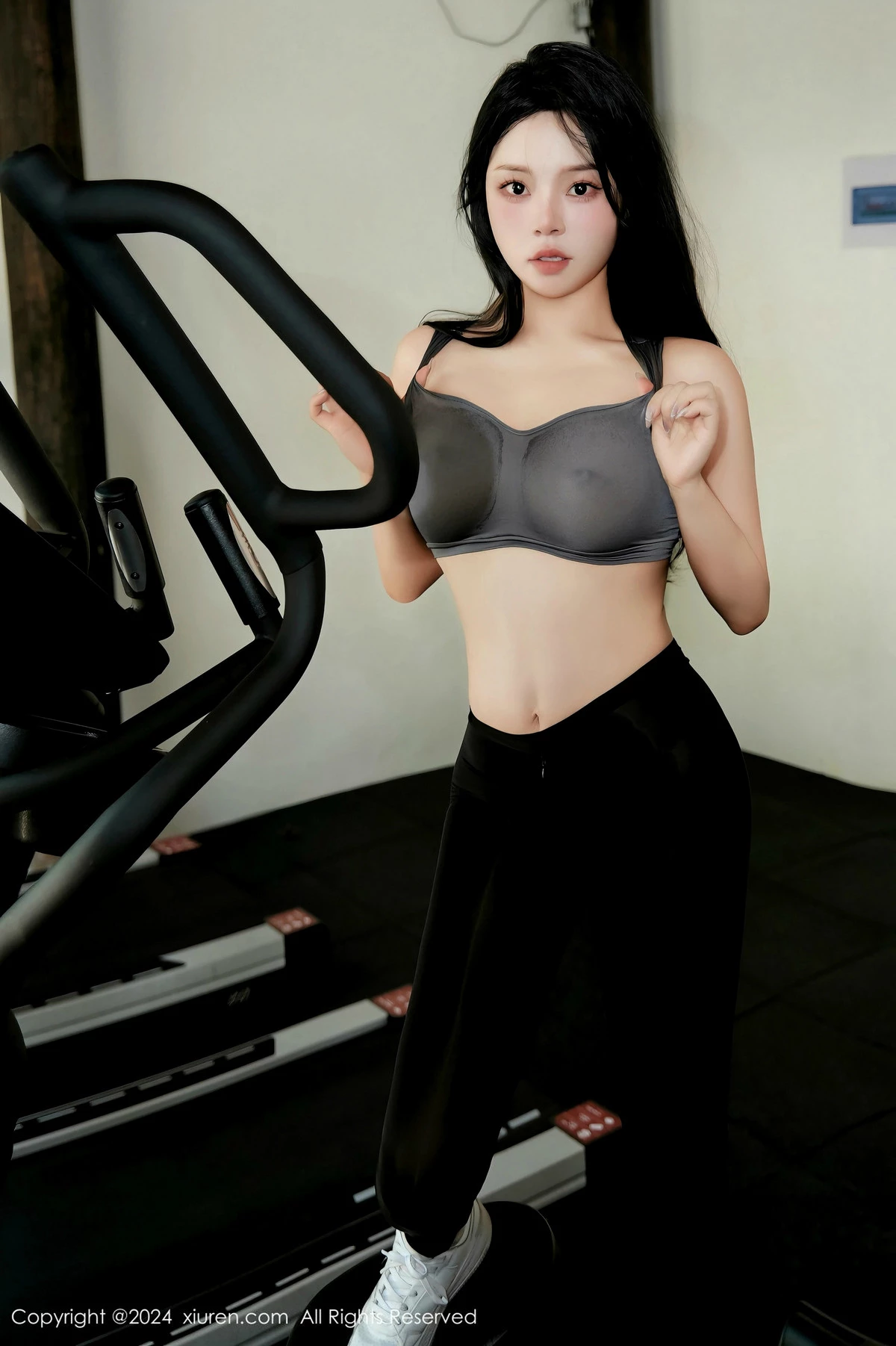 秀人集.com_[XiuRen秀人网]No.9540_模特麦田健身房场景性感灰色运动衣配黑丝裤袜秀丰满身材诱惑写真82P