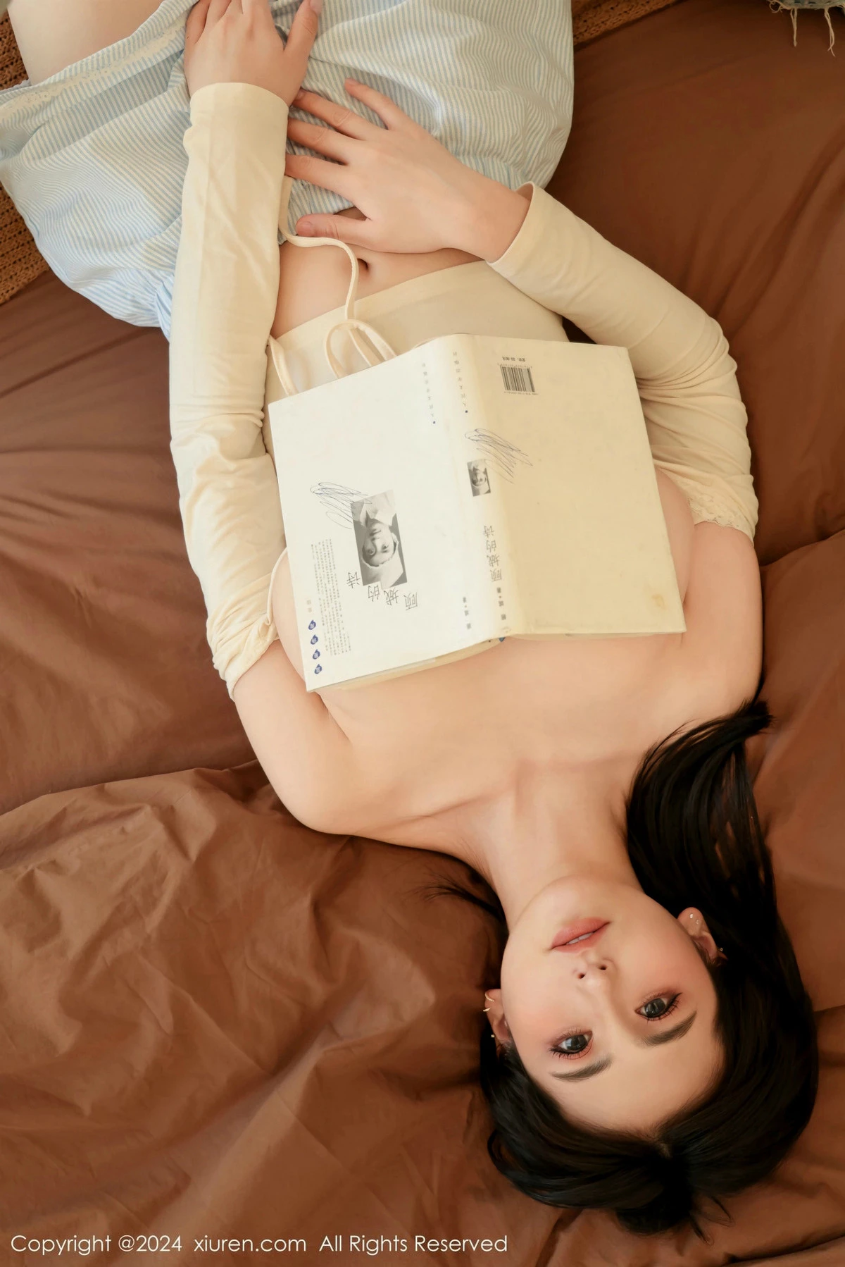 秀人集.com_[XiuRen秀人网]No.9551_模特奶芙乔乔居家性感浅米色上衣配小短裤秀凹凸身材诱惑写真72P