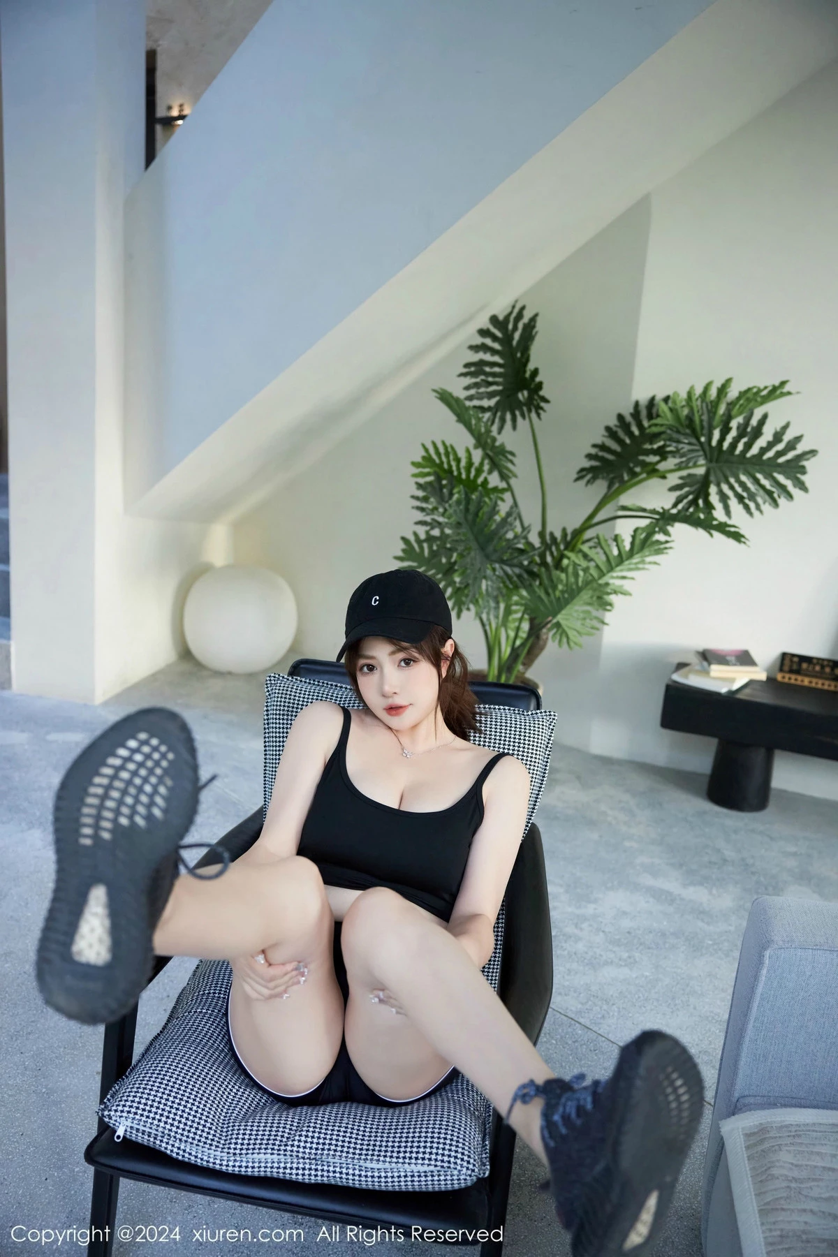 秀人集.com_[XiuRen秀人网]No.9549_模特养乐多Doll性感深色运动服饰秀丰满身材白嫩美腿诱惑写真52P