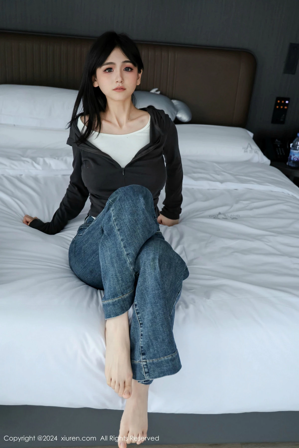 秀人集.com_[XiuRen秀人网]No.9464_新人模特奶芙乔乔蓝色牛仔裤+薄透连体黑丝秀凹凸身材诱惑写真67P