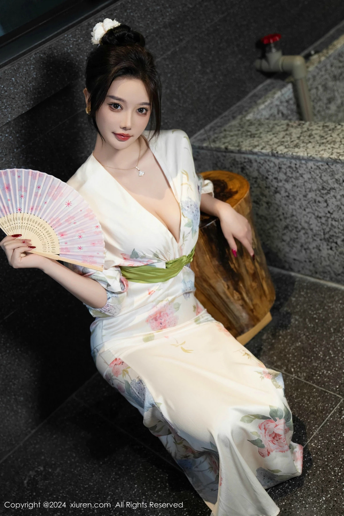 秀人集.com_[XiuRen秀人网]No.9470_女神杨晨晨Yome白色连衣裙+红色蕾丝情趣内衣秀丰腴身材诱惑写真99P