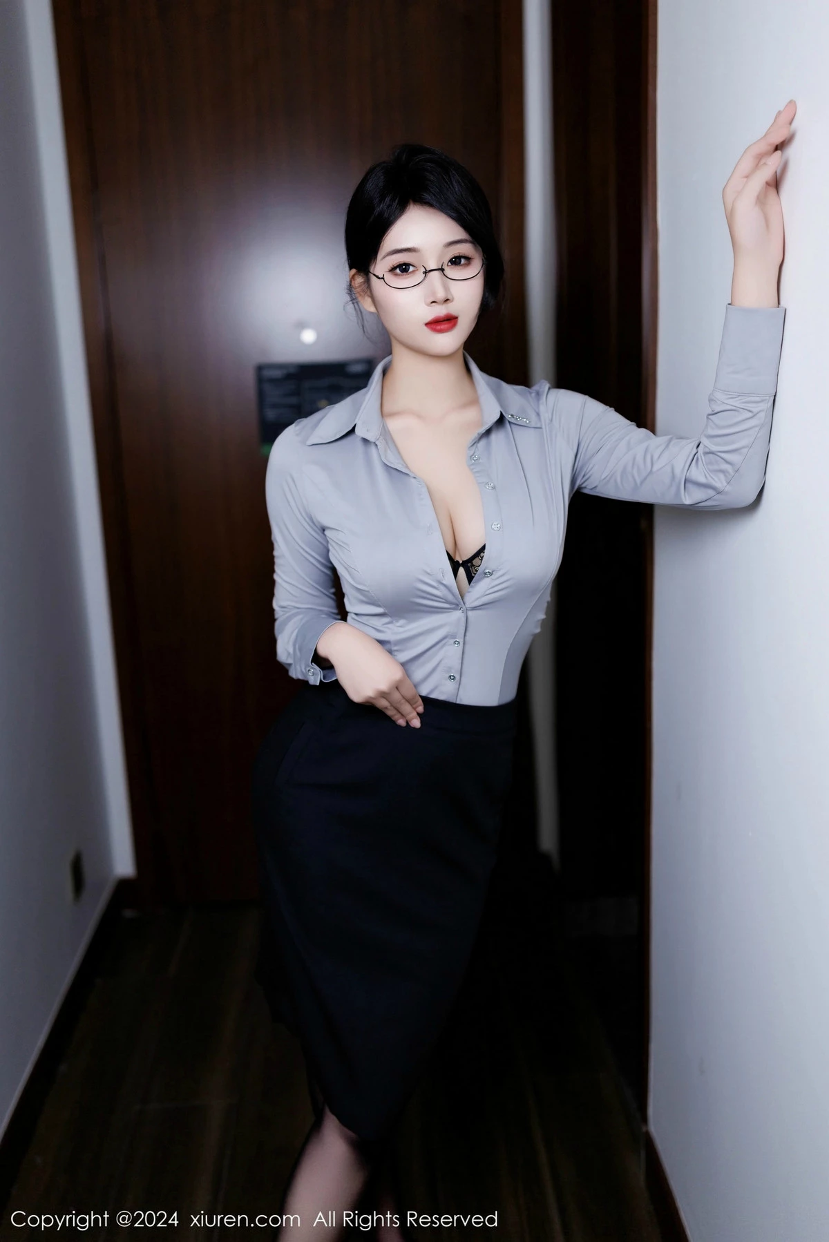 秀人集.com_[XiuRen秀人网]No.9567_新人模特南乔灰色OL服饰露性感内衣配黑丝吊袜秀美腿诱惑写真90P