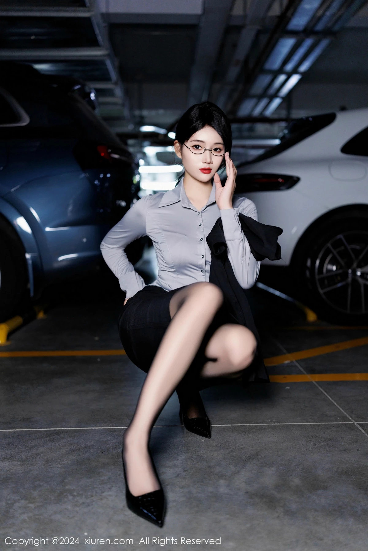 秀人集.com_[XiuRen秀人网]No.9567_新人模特南乔灰色OL服饰露性感内衣配黑丝吊袜秀美腿诱惑写真90P