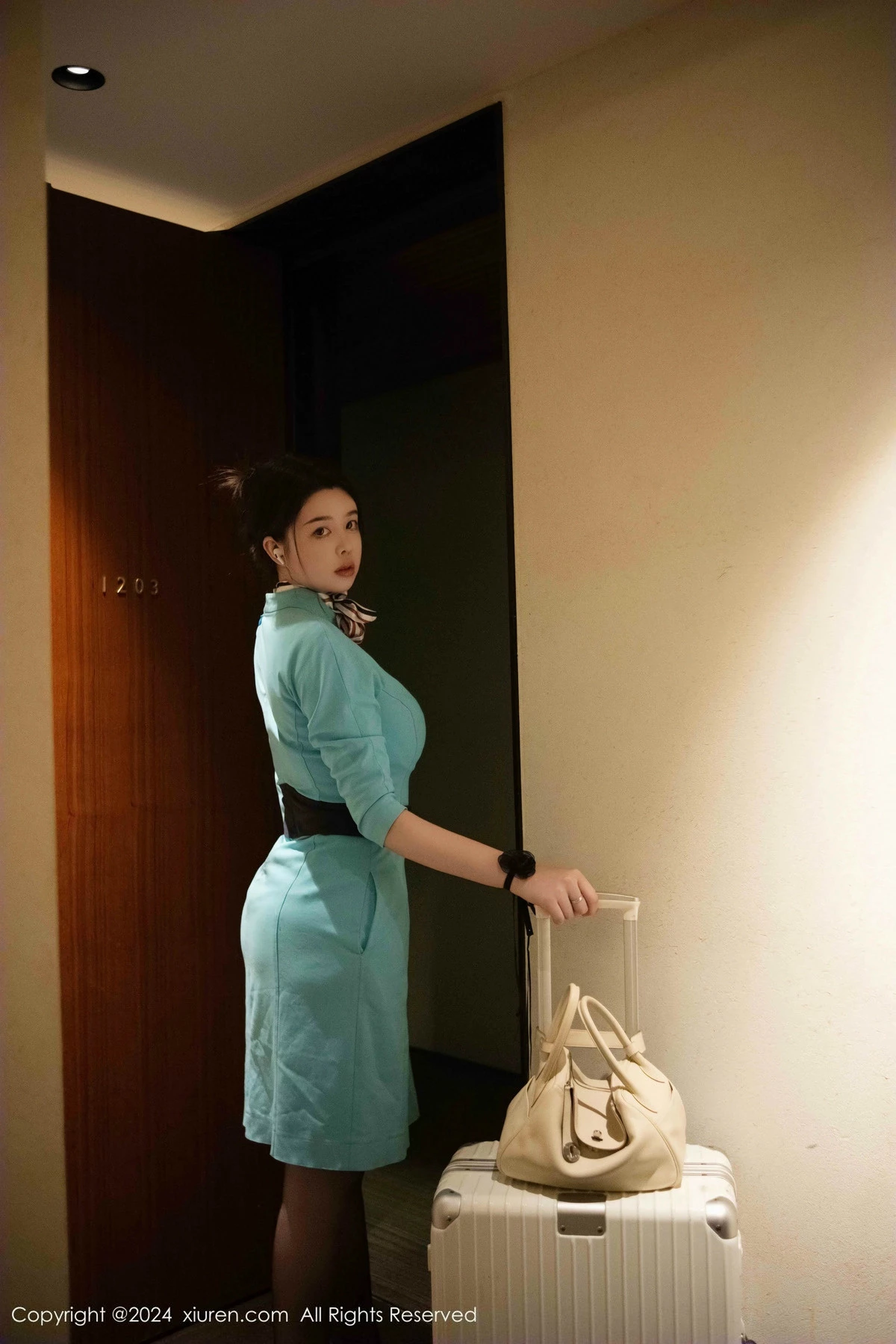 秀人集.com_[XiuRen秀人网]No.9609_模特樱桃小犊子蓝色空姐制服露黑色内衣配黑丝吊袜极致魅惑写真41P