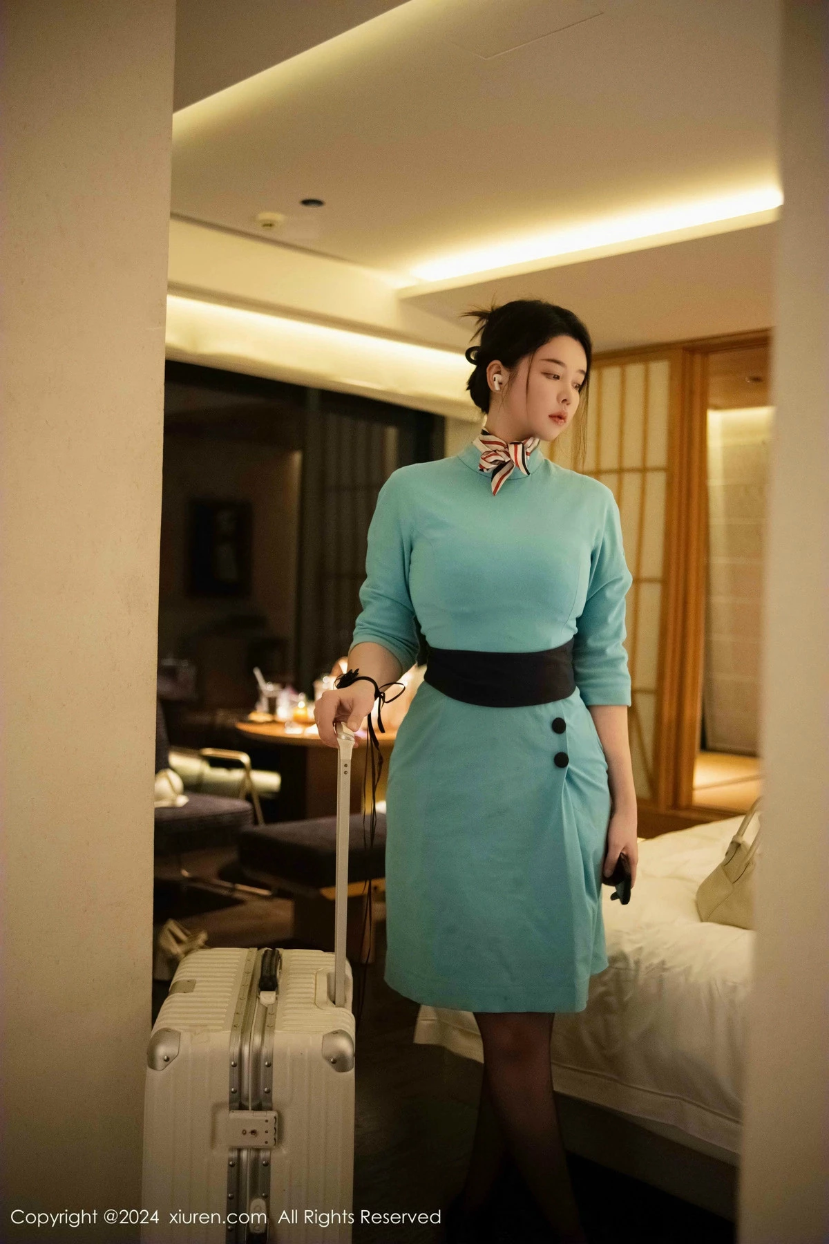 秀人集.com_[XiuRen秀人网]No.9609_模特樱桃小犊子蓝色空姐制服露黑色内衣配黑丝吊袜极致魅惑写真41P