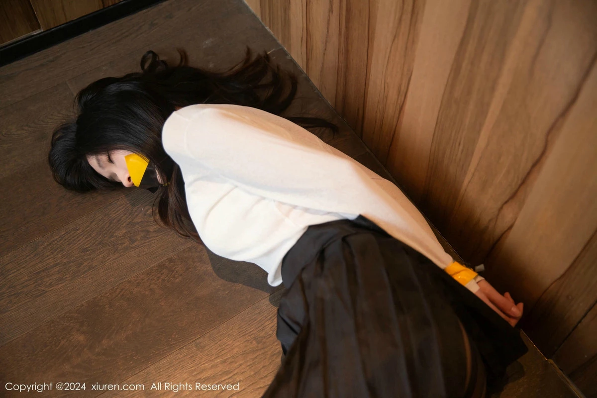 秀人集.com_[XiuRen秀人网]No.9481_模特刘婷婷性感白色上衣配黑短裙露超薄黑丝秀曼妙身姿迷人写真80P