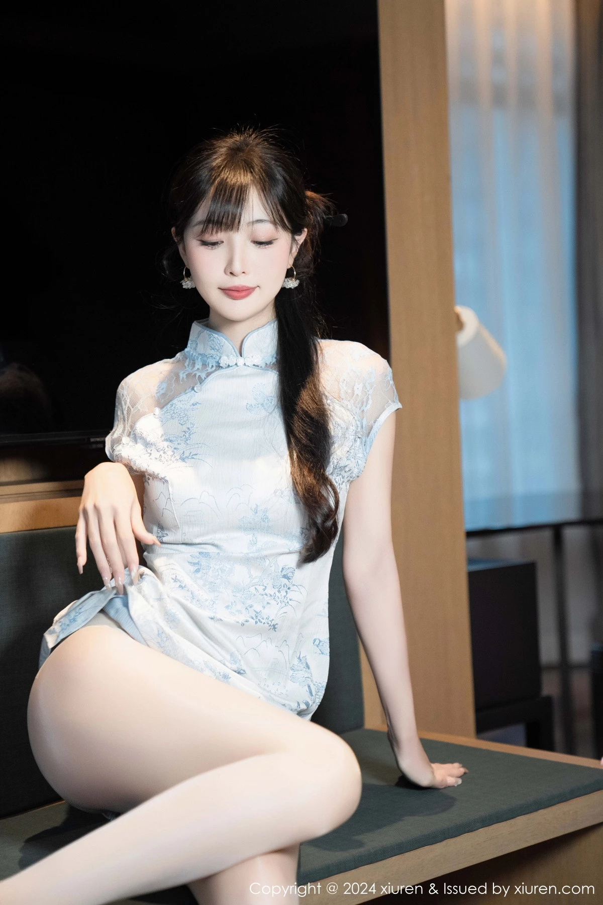 秀人集.com_[XiuRen秀人网]No.9487_模特林星阑性感浅色短旗袍露白色内衣配超薄肉丝秀美腿诱惑写真82P