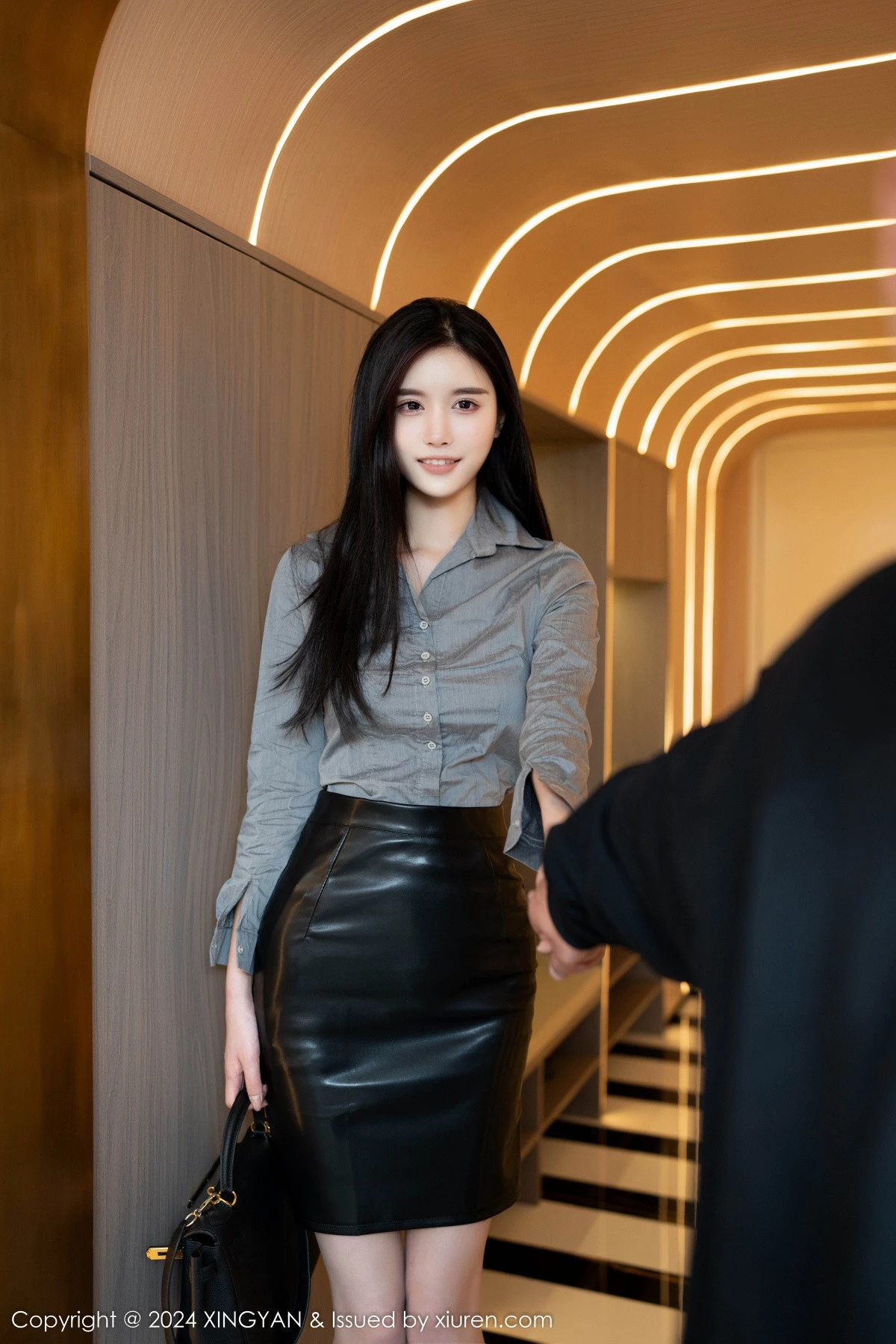 秀人集.com_[XINGYAN星颜社]VOL.287_模特Erikaki性感灰色上衣配黑短裙露黑色内衣秀曼妙身姿迷人写真84P