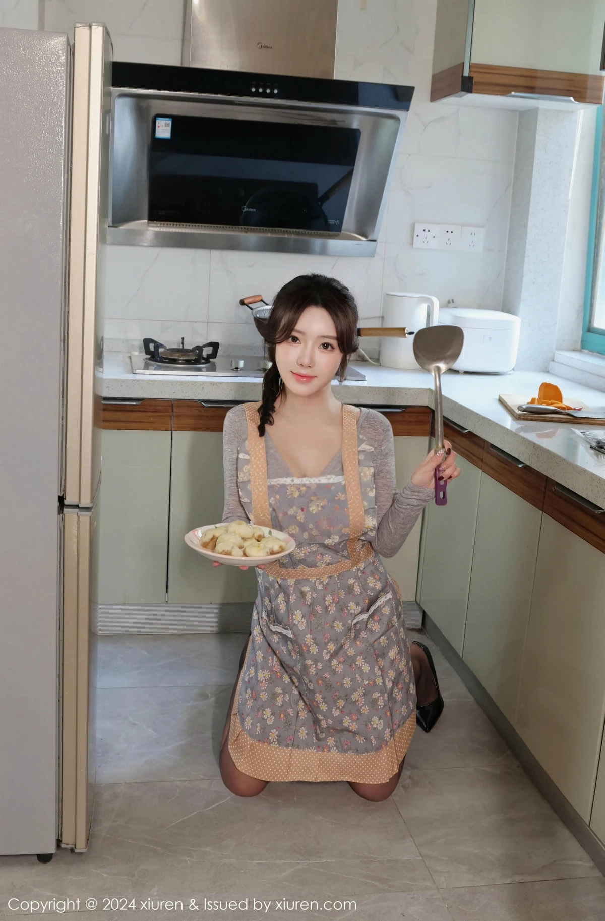 秀人集.com_[XiuRen秀人网]No.9673_模特小薯条nienie聚会场景性感围裙配超薄黑丝秀曼妙身姿诱惑写真92P