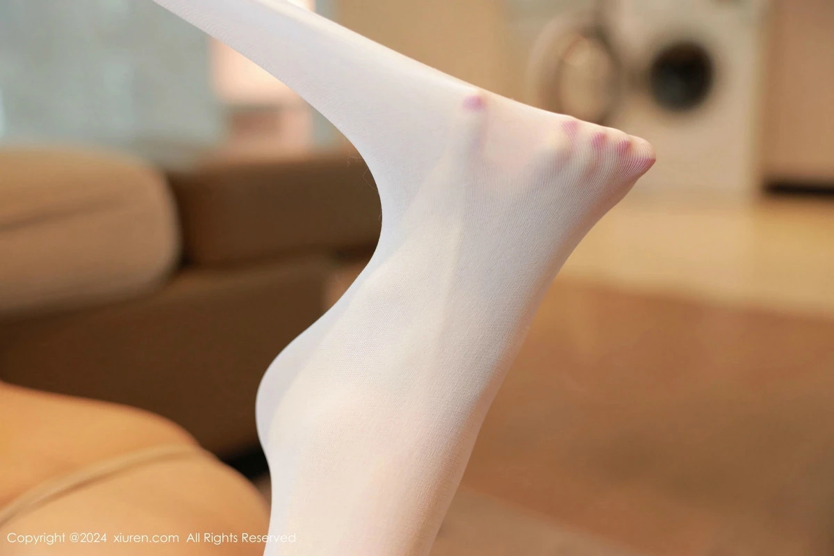 秀人集.com_[XiuRen秀人网]No.9686_模特佘贝拉Bella性感黑白女仆装配白色丝袜秀完美身材诱惑写真82P