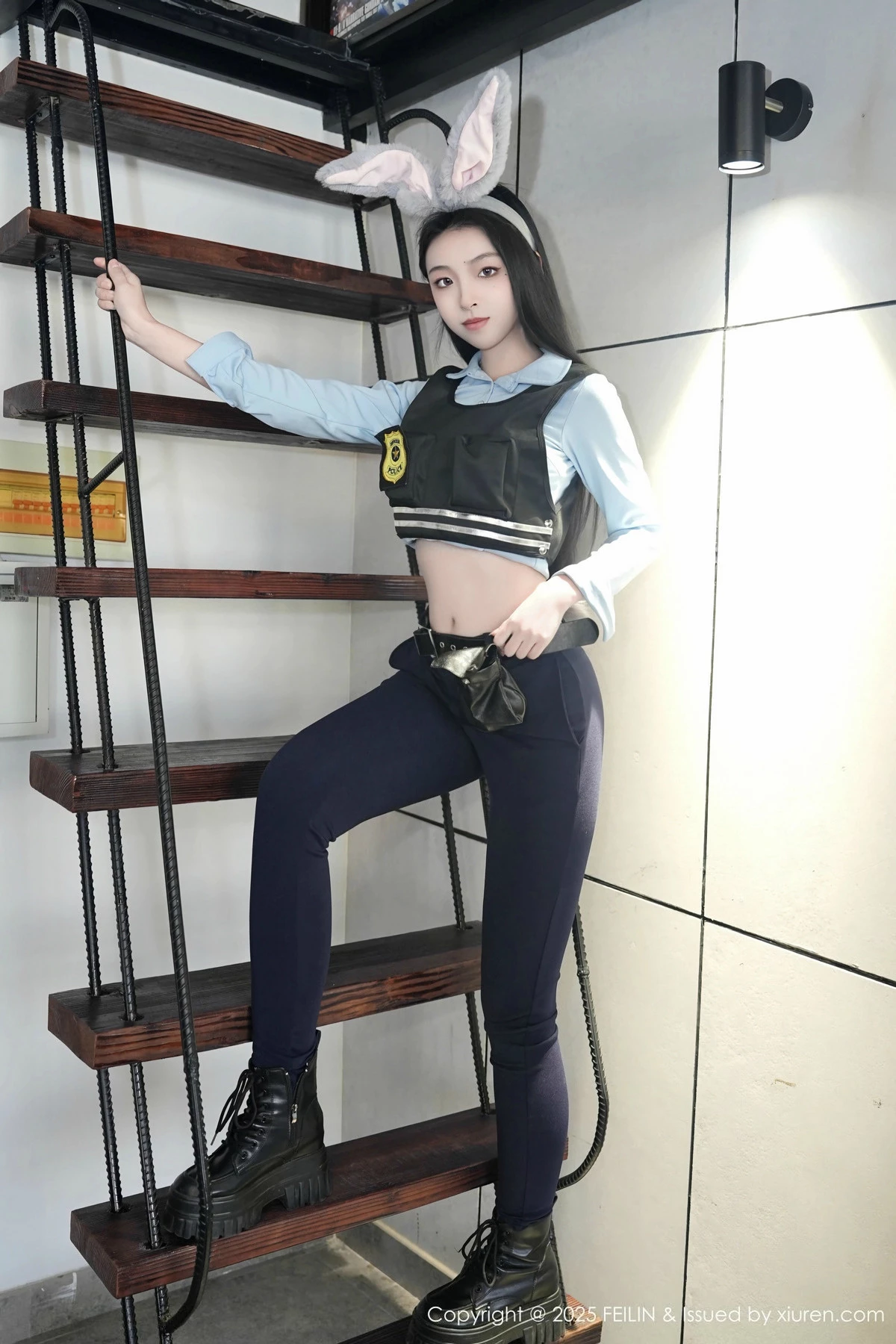 秀人集.com_[FeiLin嗲囡囡]VOL.497_模特芝樱私房性感蓝色制服半脱秀曼妙身姿浑圆翘臀诱惑写真74P