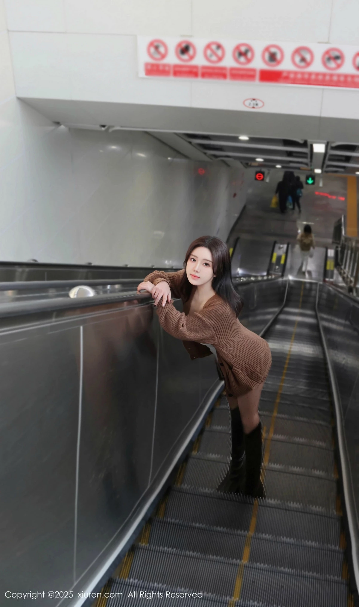 秀人集.com_[XiuRen秀人网]No.9708_模特小薯条nienie深色短裙配白色吊带露超薄黑丝秀美腿诱惑写真72P