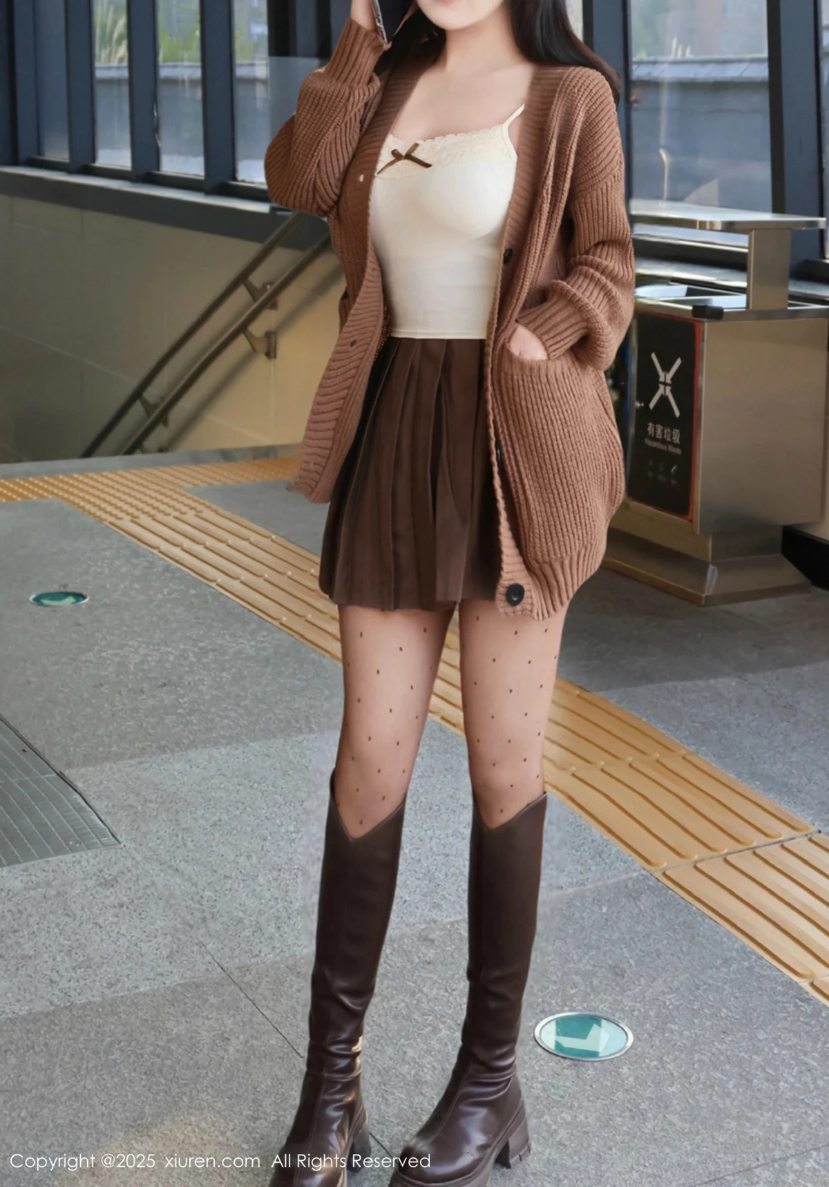 秀人集.com_[XiuRen秀人网]No.9708_模特小薯条nienie深色短裙配白色吊带露超薄黑丝秀美腿诱惑写真72P