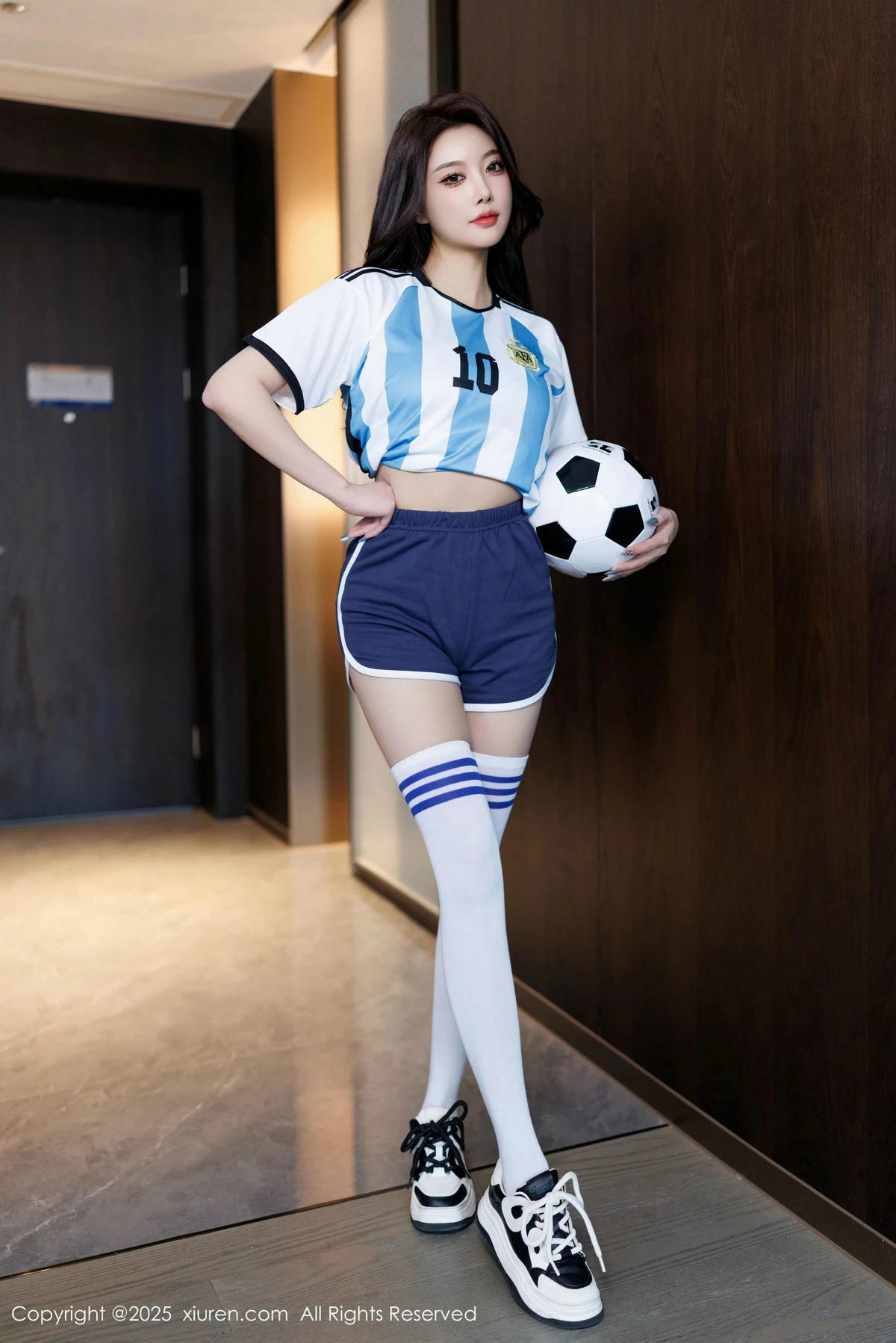 秀人集.com_[XiuRen秀人网]No.9706_女神杨晨晨Yome性感蓝色球衣配白丝袜秀丰腴身材完美诱惑写真99P