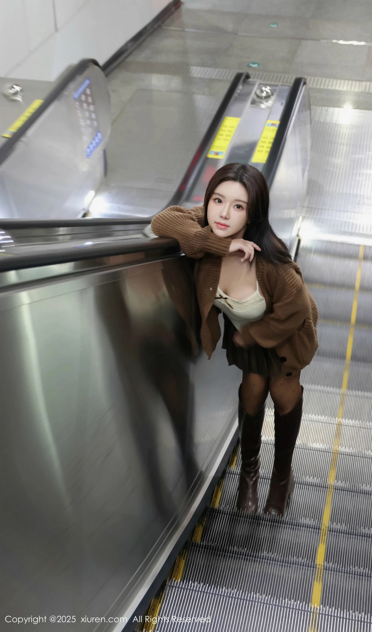 秀人集.com_[XiuRen秀人网]No.9708_模特小薯条nienie深色短裙配白色吊带露超薄黑丝秀美腿诱惑写真72P