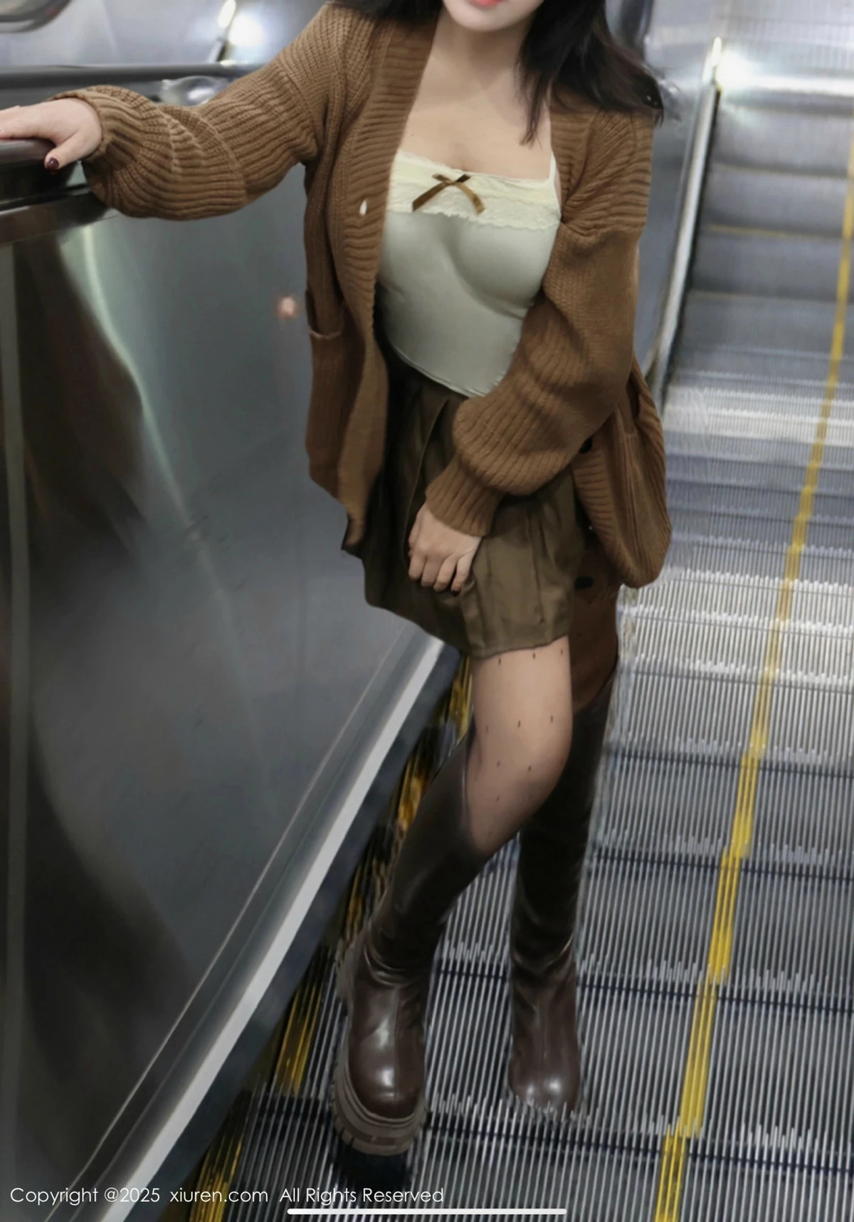 秀人集.com_[XiuRen秀人网]No.9708_模特小薯条nienie深色短裙配白色吊带露超薄黑丝秀美腿诱惑写真72P