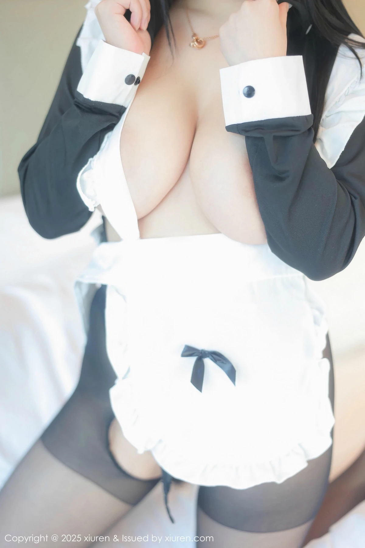 秀人集.com_[XiuRen秀人网]No.9724_新人模特可可芝性感黑色女仆服饰配开档黑丝秀丰腴身材诱惑写真81P