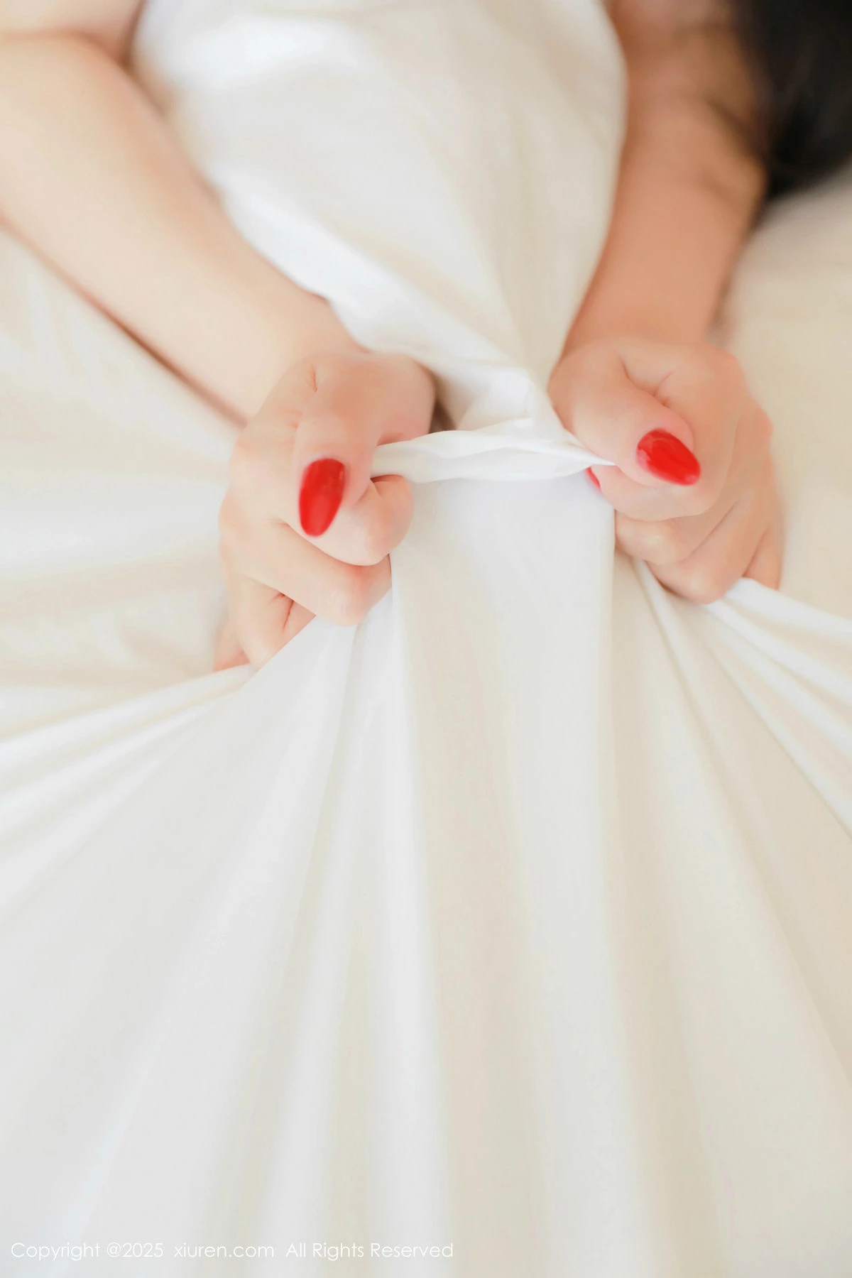 秀人集.com_[XiuRen秀人网]No.9733_模特田冰冰性感蓝色蕾丝吊带配超薄黑丝秀翘臀美腿撩人诱惑写真56P