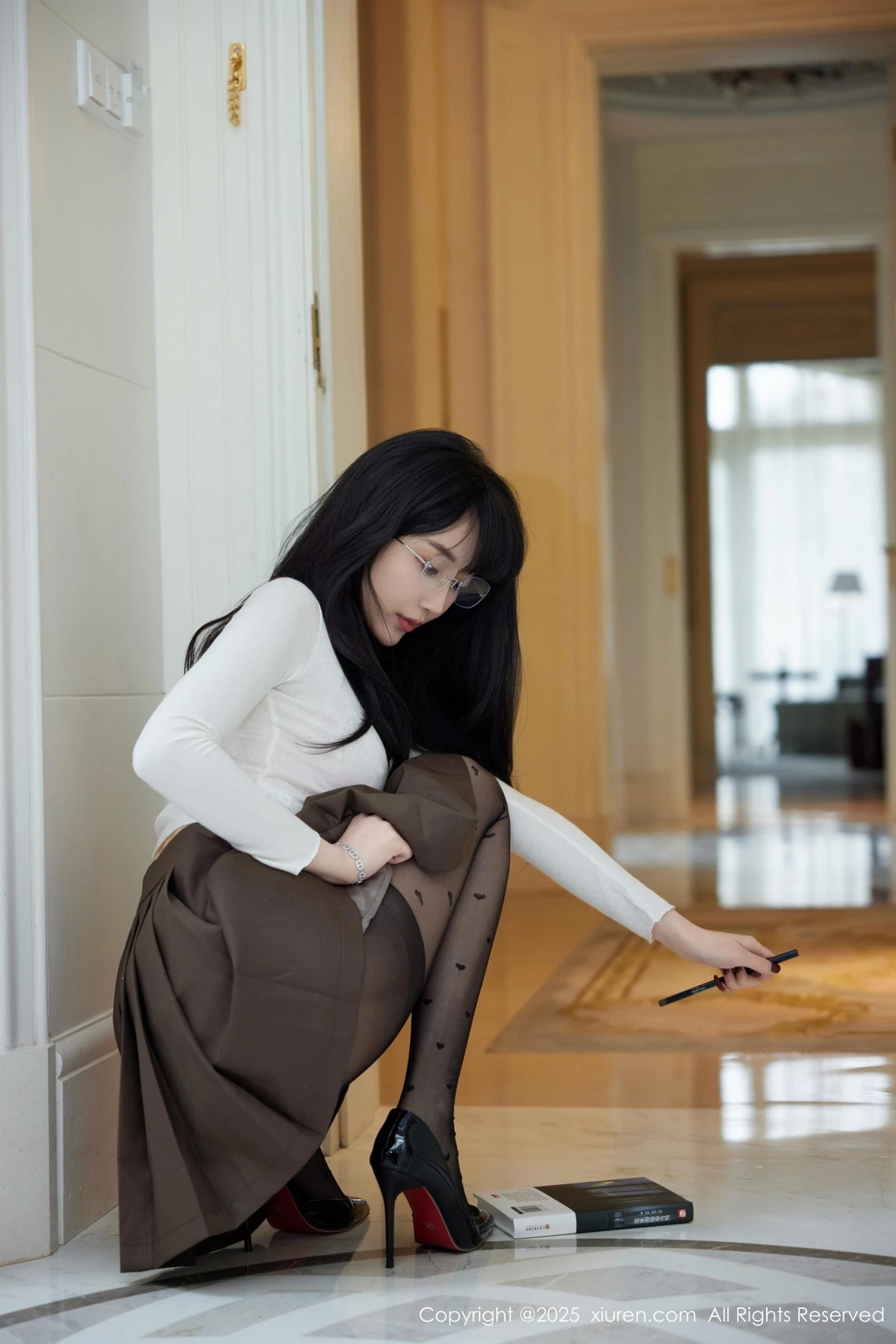 秀人集.com_[XiuRen秀人网]No.9737_模特玥儿玥er私房性感深色短裙配超薄黑丝秀翘臀美腿诱惑写真82P