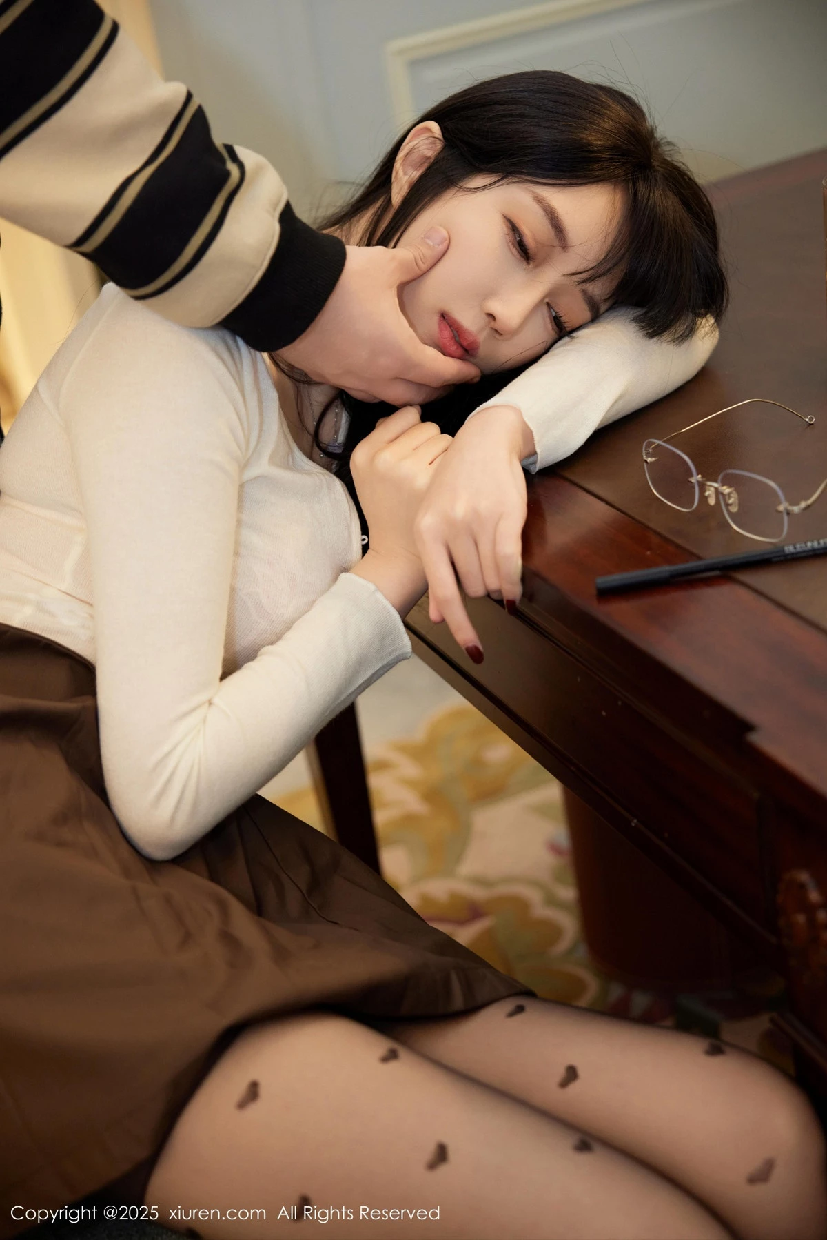 秀人集.com_[XiuRen秀人网]No.9737_模特玥儿玥er私房性感深色短裙配超薄黑丝秀翘臀美腿诱惑写真82P