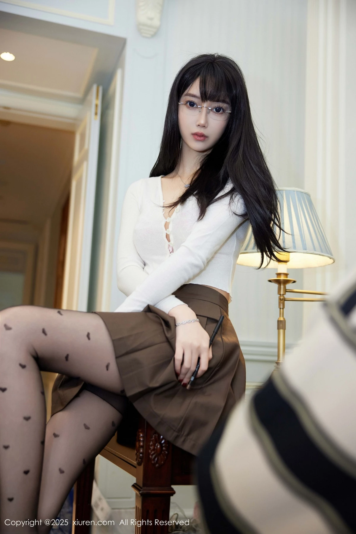 秀人集.com_[XiuRen秀人网]No.9737_模特玥儿玥er私房性感深色短裙配超薄黑丝秀翘臀美腿诱惑写真82P