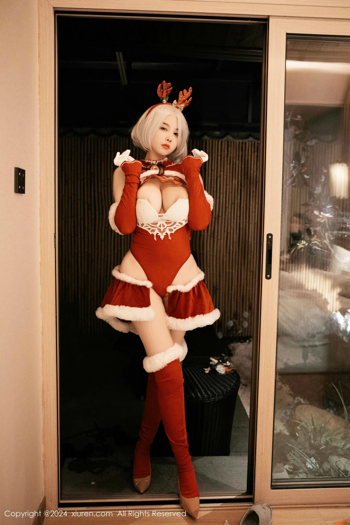 秀人集.com_[XiuRen秀人网]No.9660_模特樱桃小犊子性感红色圣诞装扮半脱秀丰满身材完美诱惑写真55P