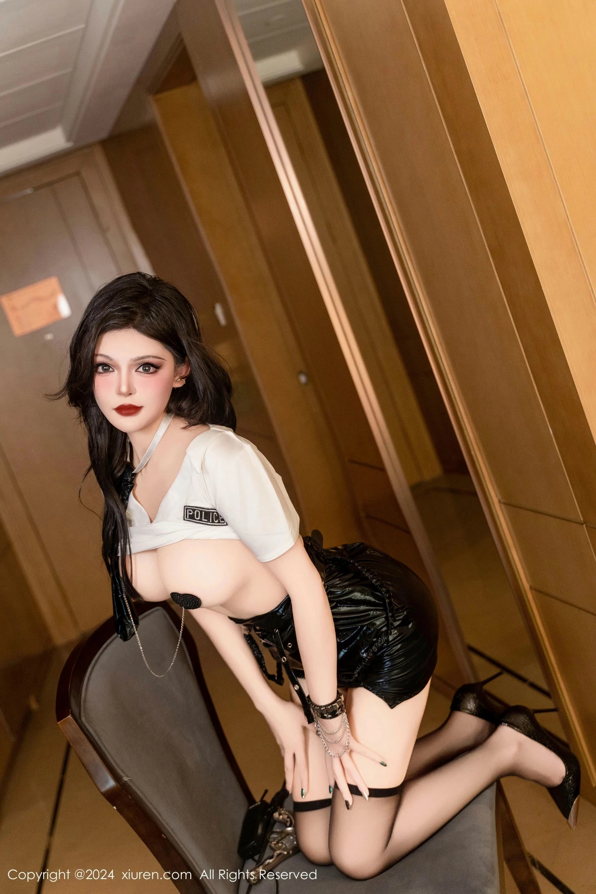 秀人集.com_[XiuRen秀人网]No.9661_模特伊丽莎有点白性感黑色皮短裙配黑丝袜秀惹火身材诱惑写真101P