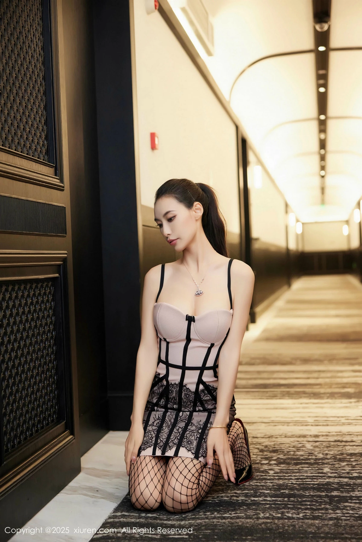 秀人集.com_[XiuRen秀人网]No.9809_模特Lingyu69性感粉色连衣裙露连体黑丝网袜秀惹火身材诱惑写真74P