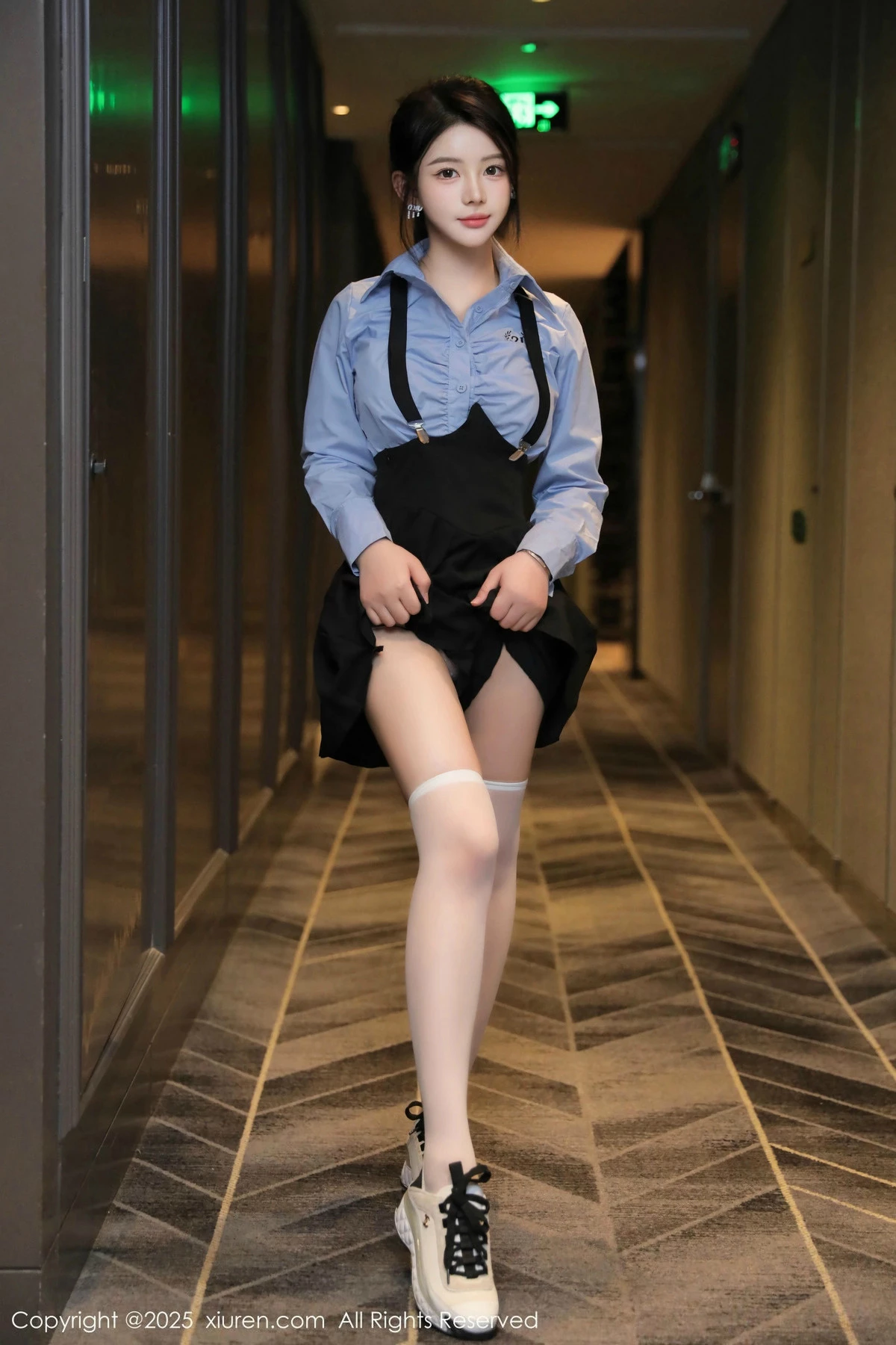 秀人集.com_[XiuRen秀人网]No.9819_模特爱酱里性感蓝T配黑色吊带短裙露白丝袜秀完美身材诱惑写真80P