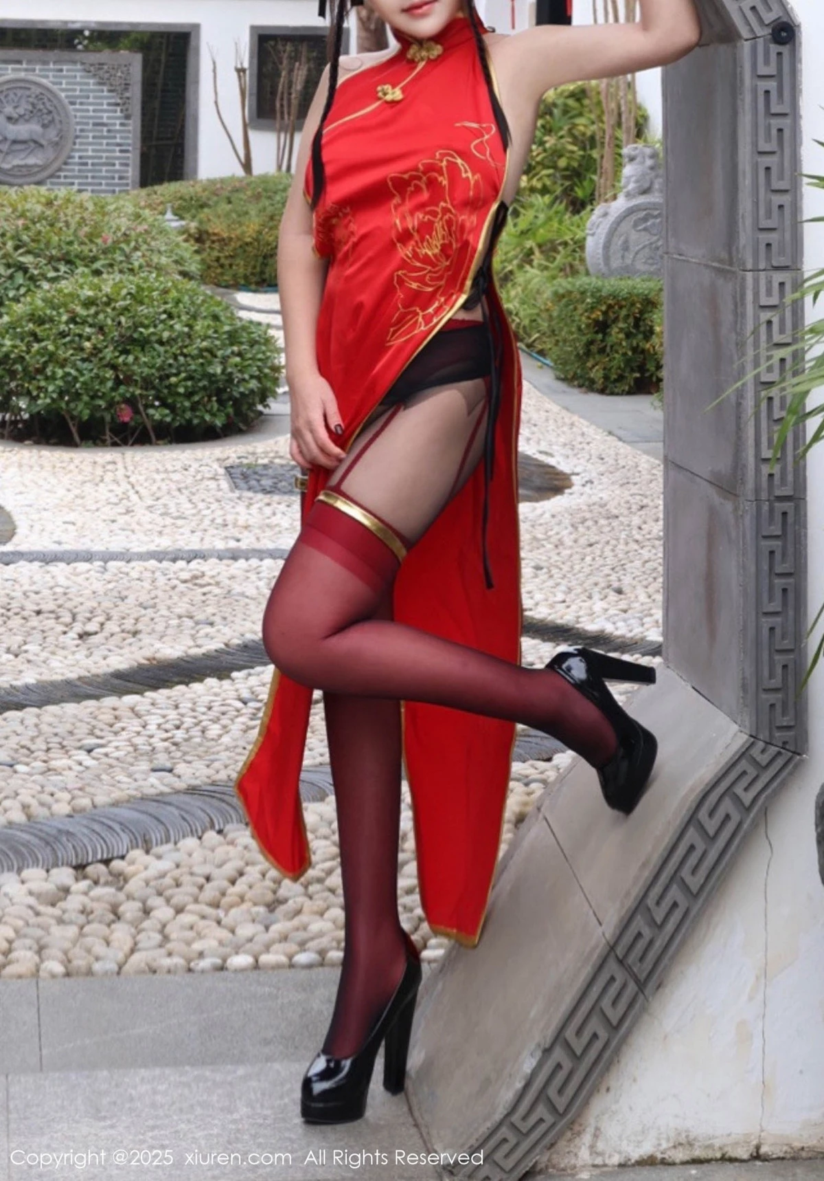 秀人集.com_[XiuRen秀人网]No.9834_模特小薯条nienie性感红色旗袍配红丝吊袜秀曼妙身姿诱惑写真131P