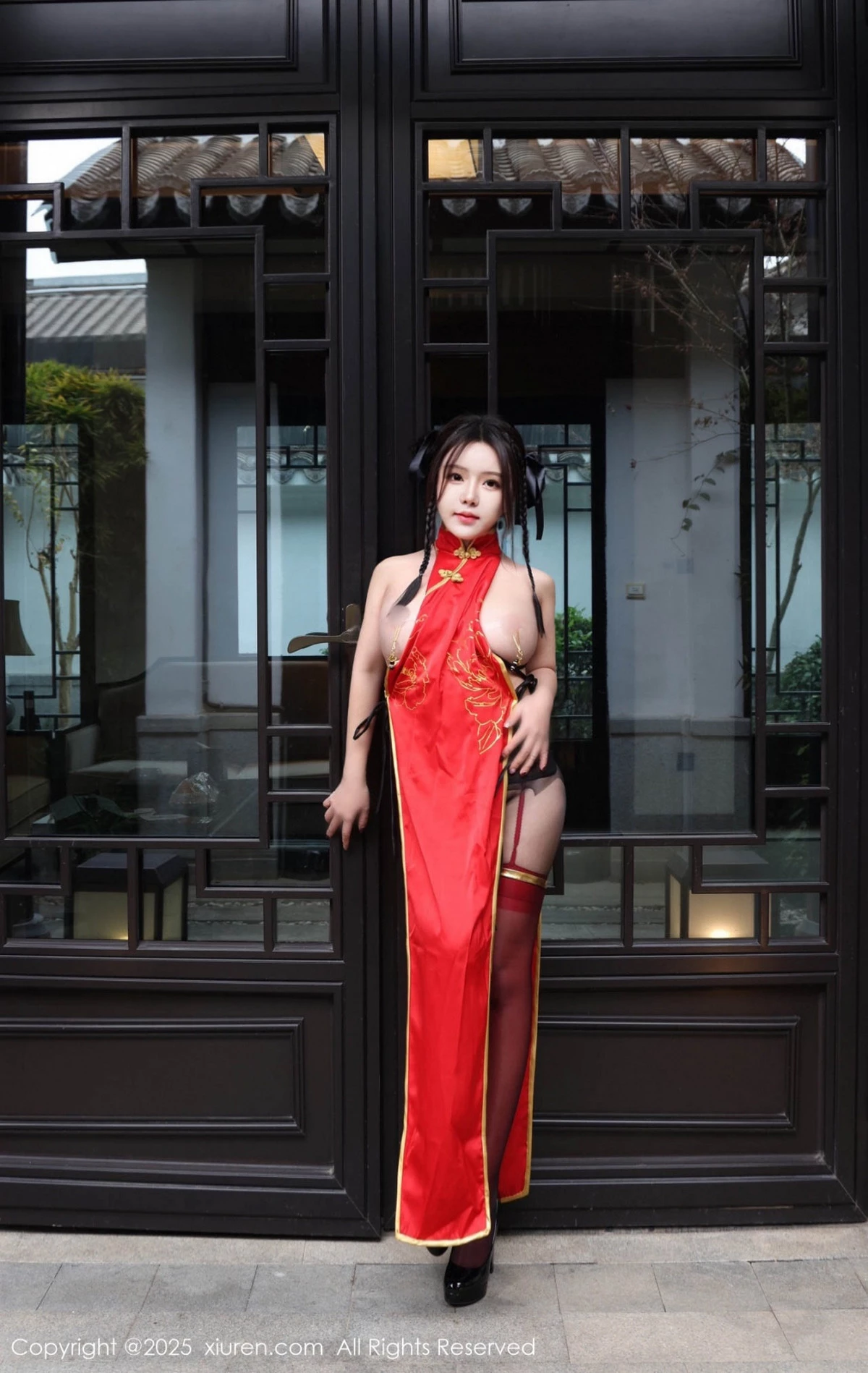 秀人集.com_[XiuRen秀人网]No.9834_模特小薯条nienie性感红色旗袍配红丝吊袜秀曼妙身姿诱惑写真131P