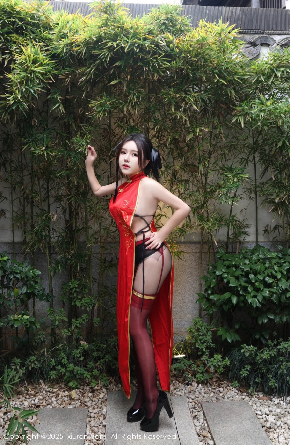 秀人集.com_[XiuRen秀人网]No.9834_模特小薯条nienie性感红色旗袍配红丝吊袜秀曼妙身姿诱惑写真131P