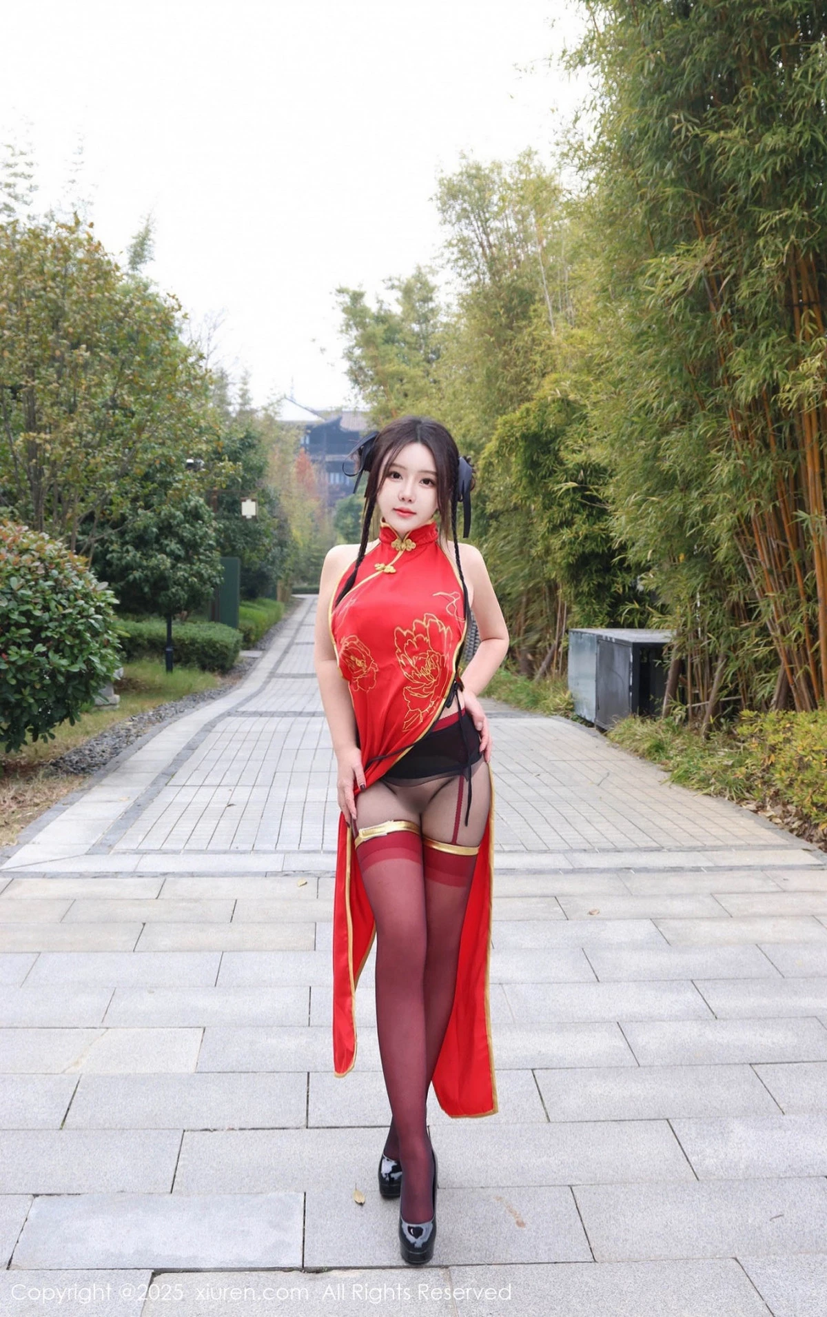 秀人集.com_[XiuRen秀人网]No.9834_模特小薯条nienie性感红色旗袍配红丝吊袜秀曼妙身姿诱惑写真131P