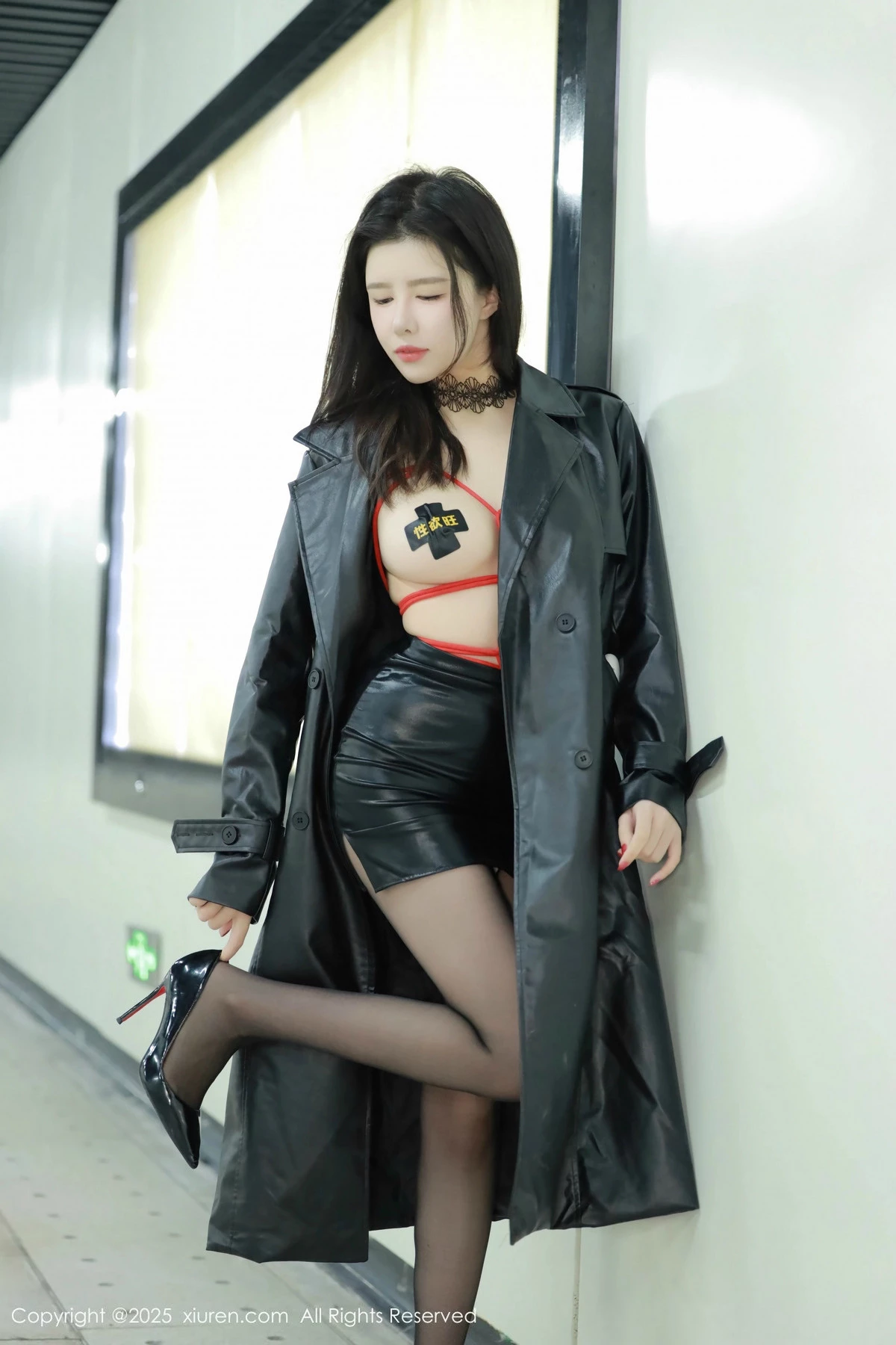 秀人集.com_[XiuRen秀人网]No.9855_模特唐翩翩性感黑色皮大衣露红色情趣服饰配黑丝袜秀美腿诱惑写真90P