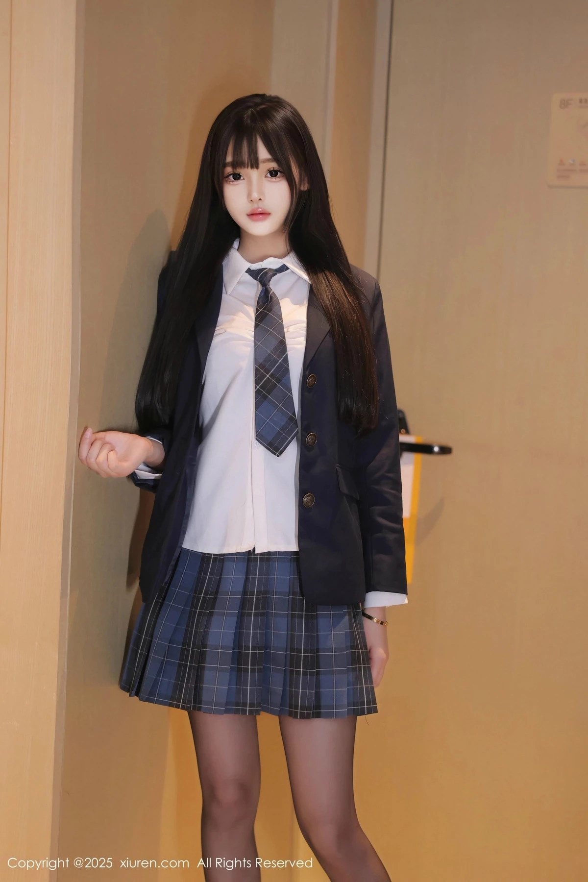 秀人集.com_[XiuRen秀人网]No.9853_模特余安安性感JK制服露黑色蕾丝内衣配黑丝袜秀凹凸身材诱惑写真85P