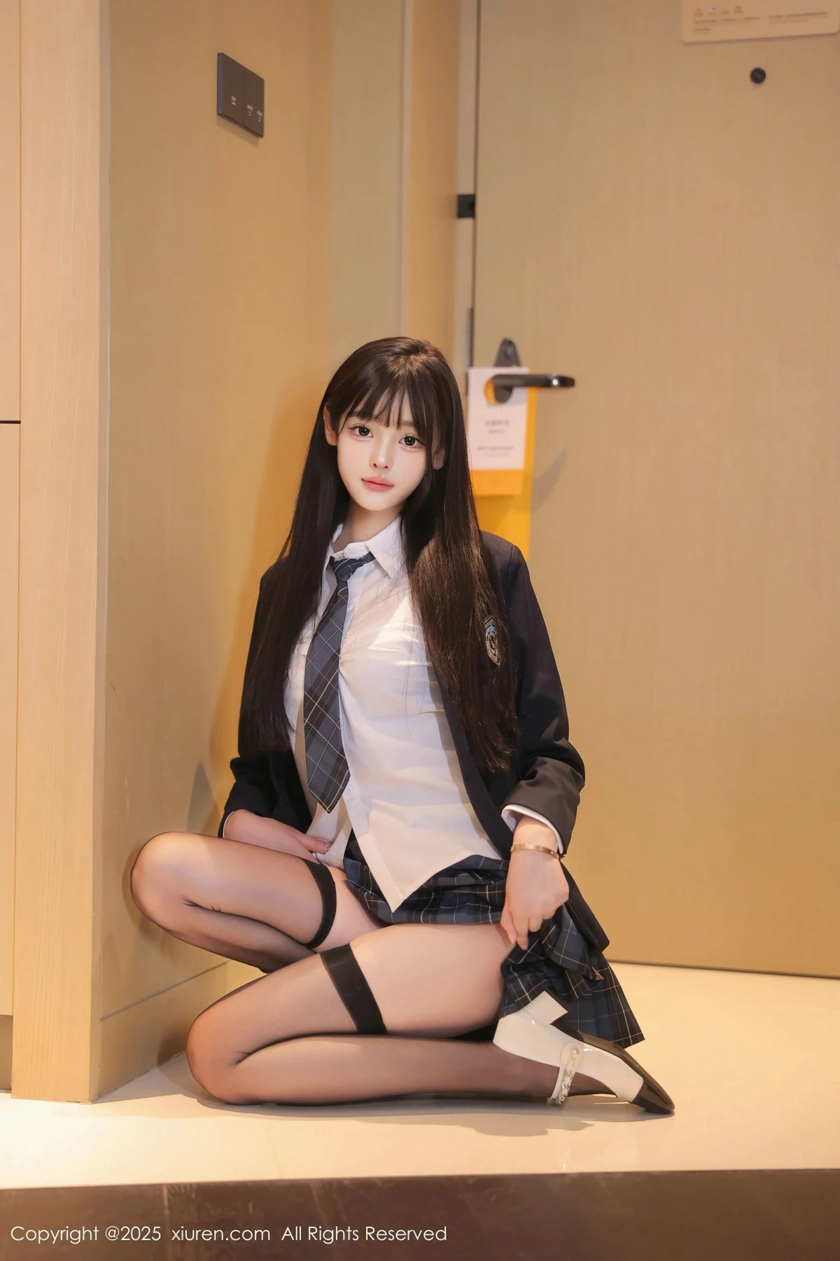 秀人集.com_[XiuRen秀人网]No.9853_模特余安安性感JK制服露黑色蕾丝内衣配黑丝袜秀凹凸身材诱惑写真85P