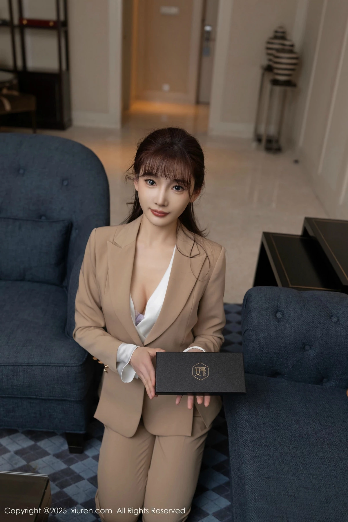 秀人集.com_[XiuRen秀人网]No.9881_模特陆萱萱脱性感浅色西服露超薄肉丝秀柔美身姿迷人诱惑写真82P