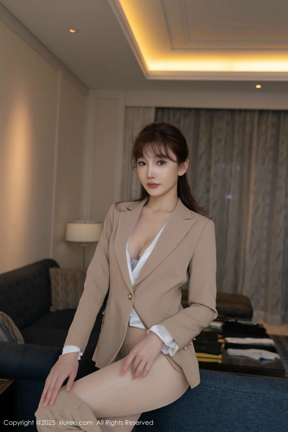 秀人集.com_[XiuRen秀人网]No.9881_模特陆萱萱脱性感浅色西服露超薄肉丝秀柔美身姿迷人诱惑写真82P