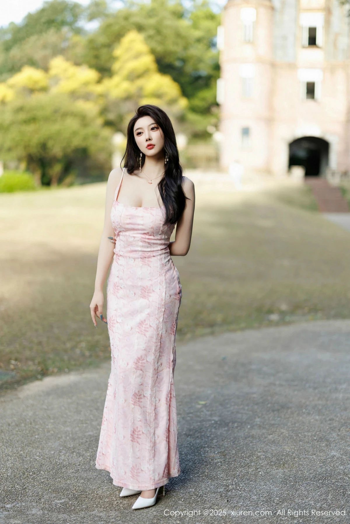 秀人集.com_[XiuRen秀人网]No.9886_女神杨晨晨Yome粉色连衣裙+白色珍珠内衣秀丰腴身材诱惑写真81P