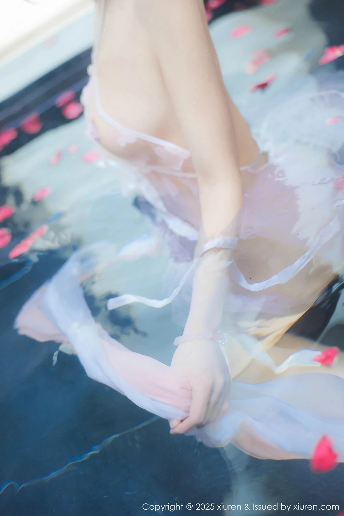 秀人集.com_[XiuRen秀人网]No.9778_模特桃妖夭浴池场景性感白色薄纱服饰花瓣浴秀惹火身材诱惑写真102P